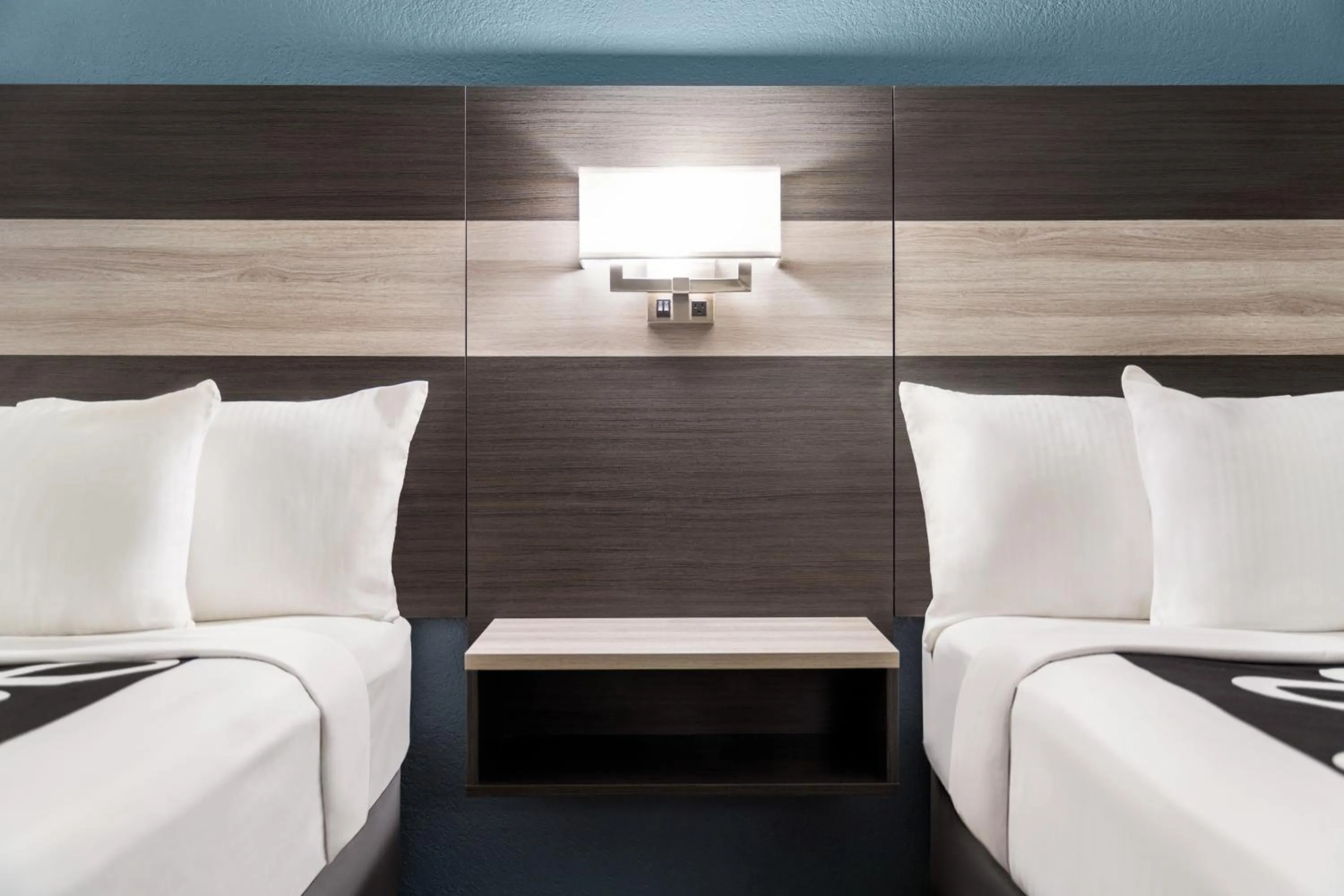 Bed in La Quinta Inn by Wyndham Victoria