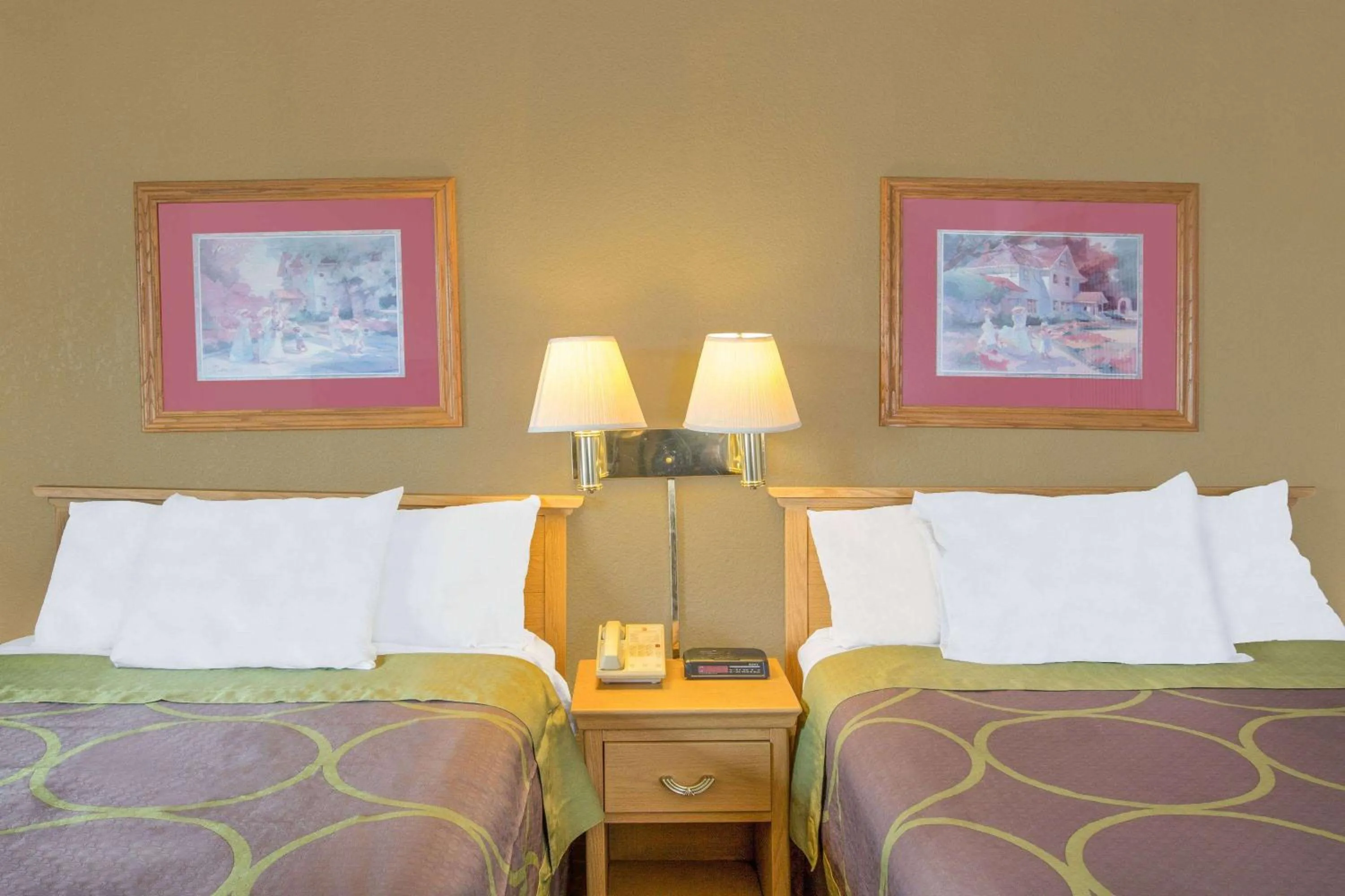 Photo of the whole room, Bed in Super 8 by Wyndham Blytheville