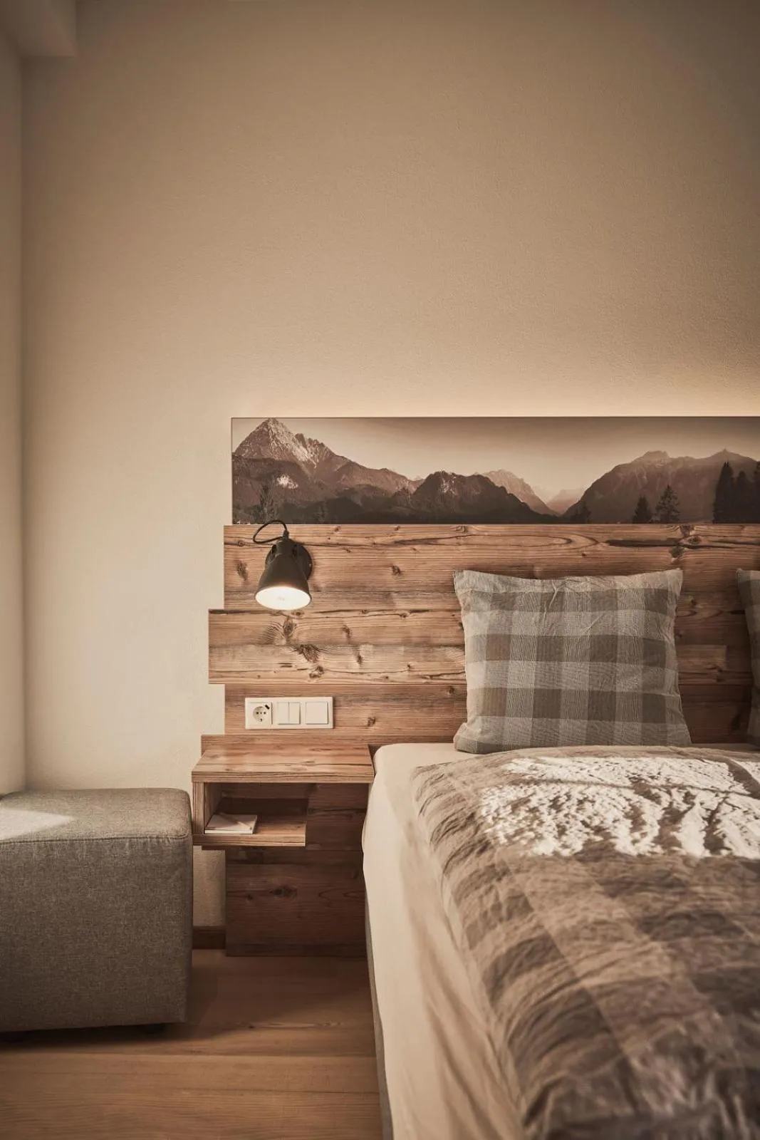 Photo of the whole room, Bed in Rait´ner Wirt