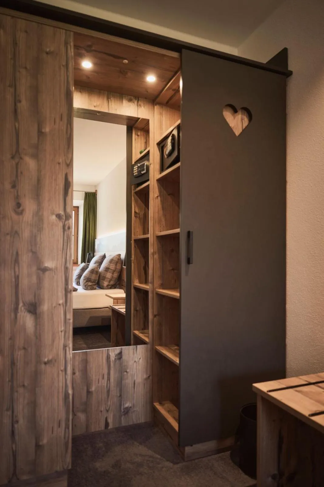 Photo of the whole room, Bed in Rait´ner Wirt