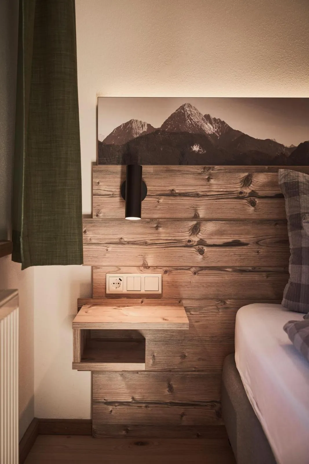 Photo of the whole room, Bed in Rait´ner Wirt