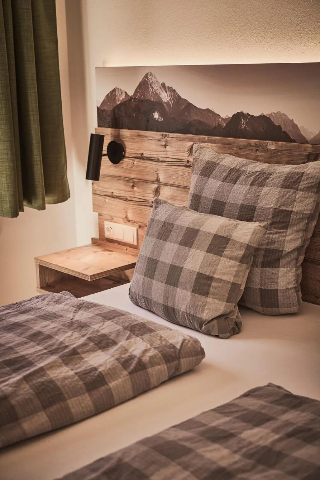 Photo of the whole room, Bed in Rait´ner Wirt