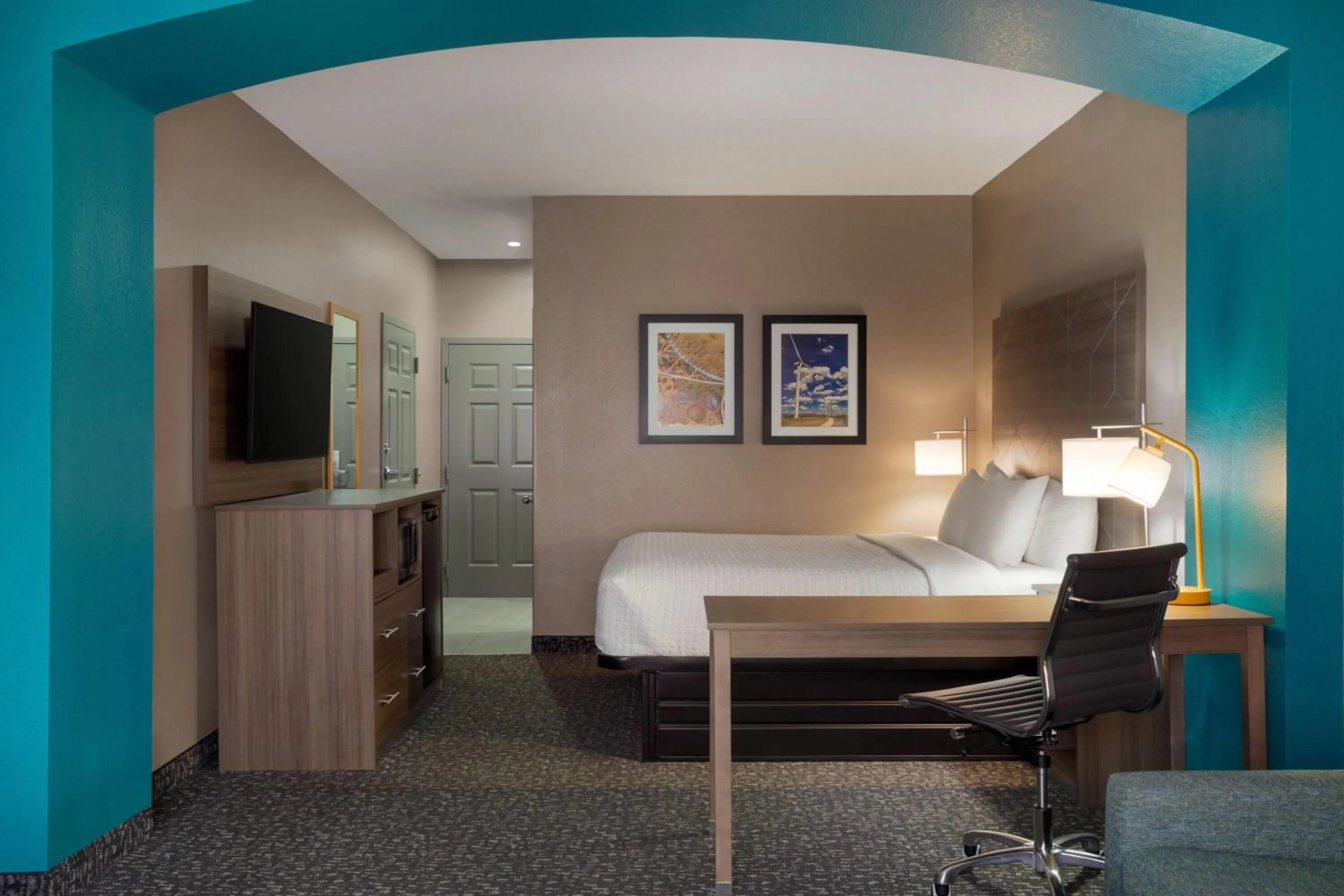 Photo of the whole room, Bed in La Quinta by Wyndham Shawnee