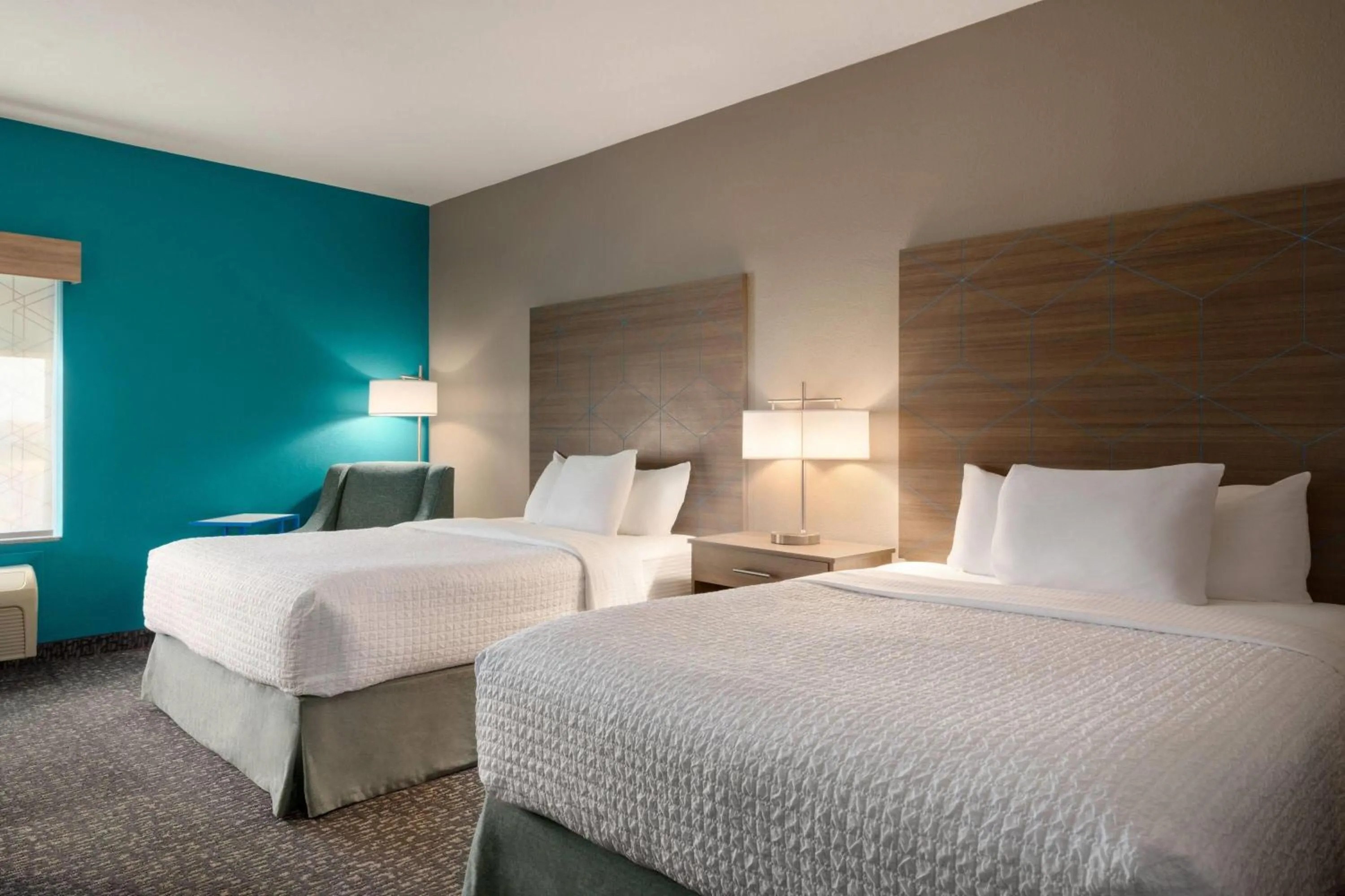 Photo of the whole room, Bed in La Quinta by Wyndham Shawnee