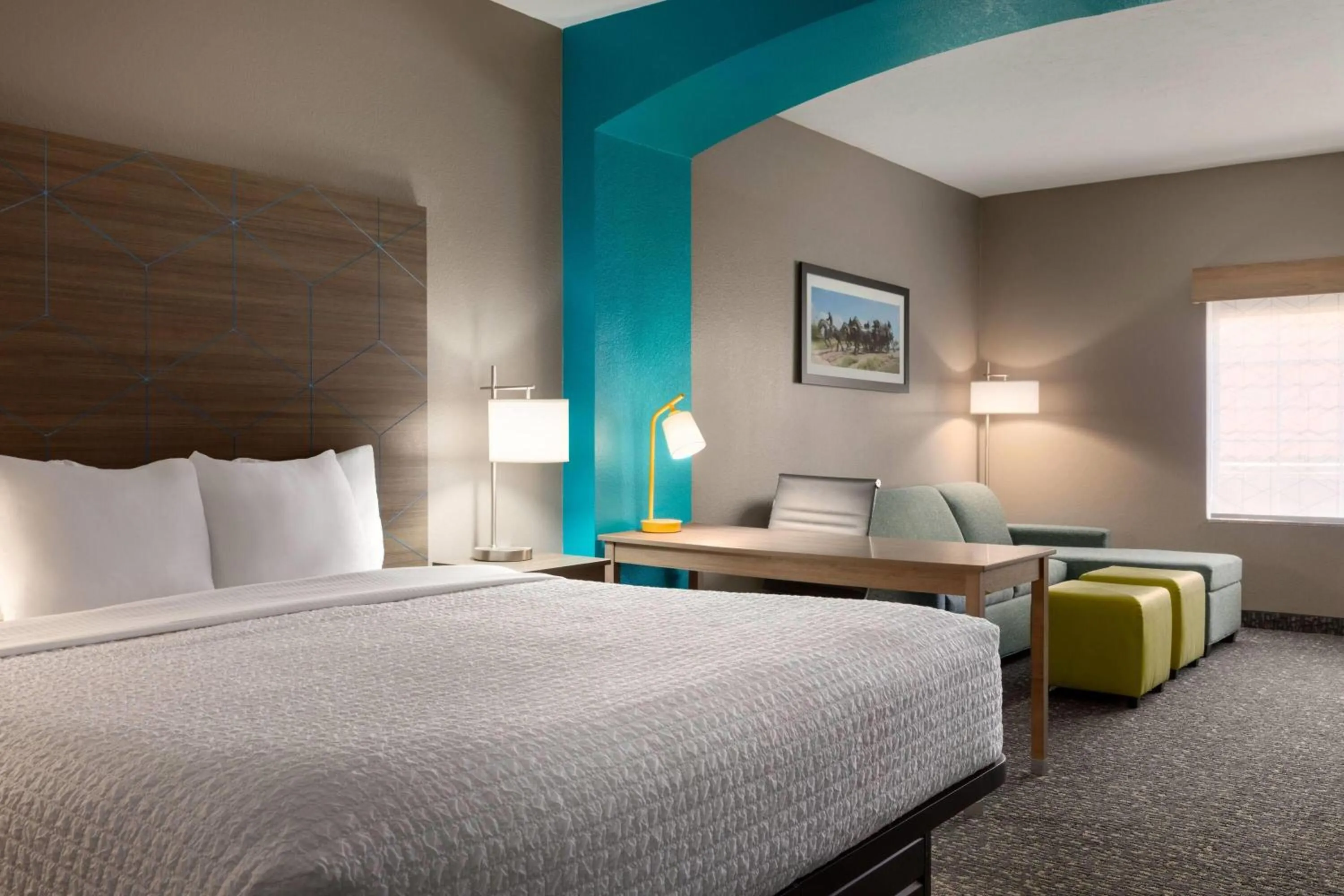 Photo of the whole room, Bed in La Quinta by Wyndham Shawnee