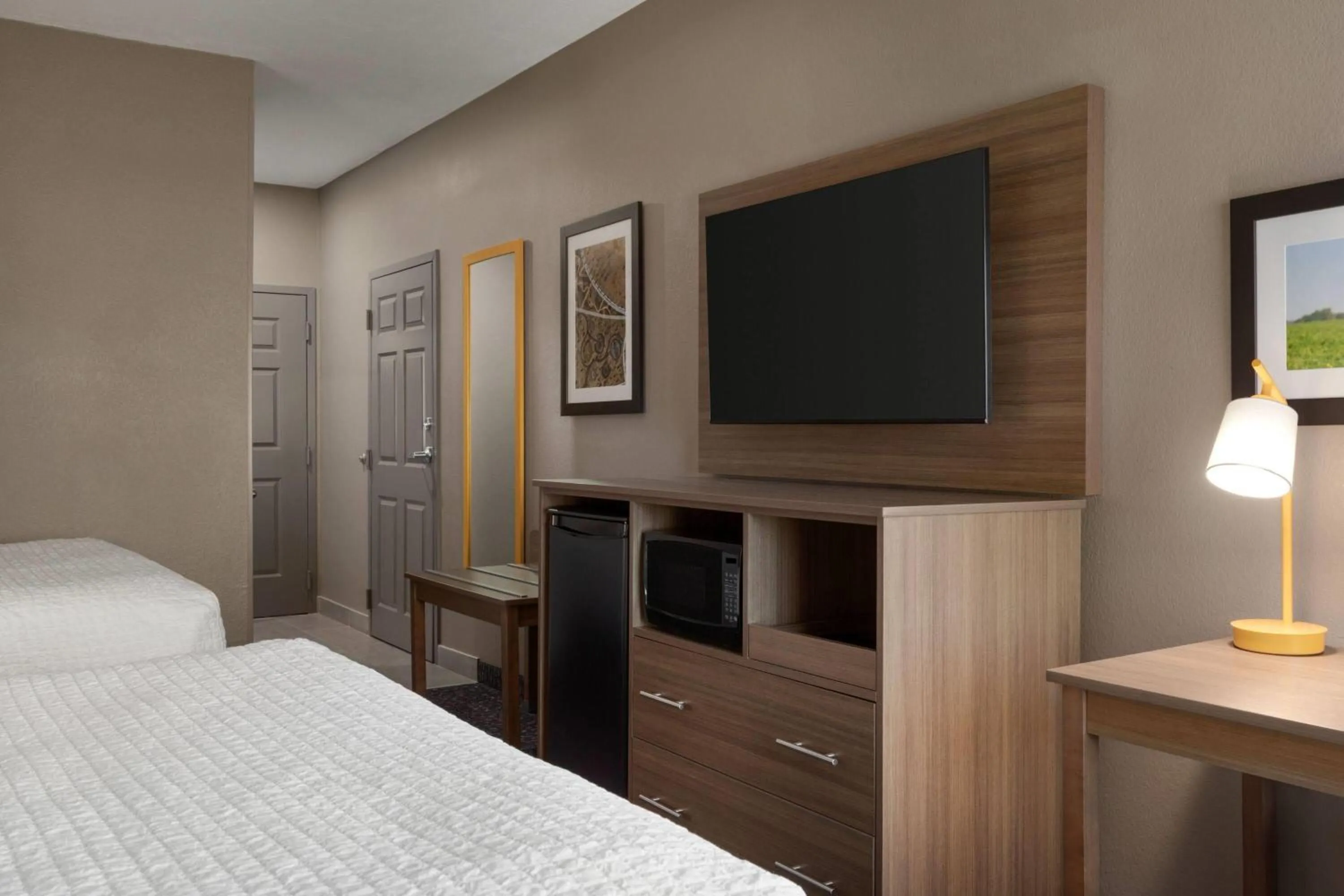 Photo of the whole room, Bed in La Quinta by Wyndham Shawnee