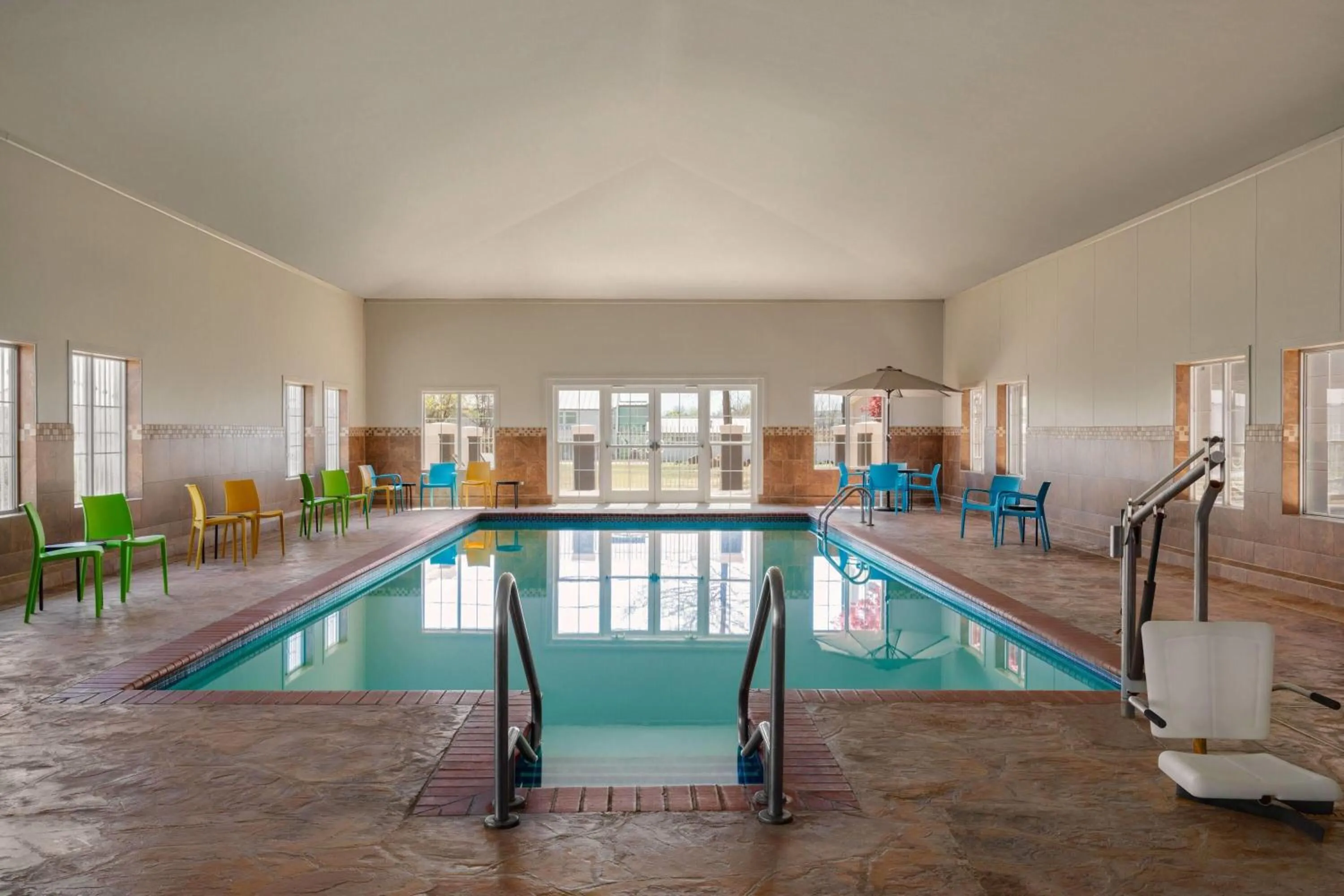 Swimming pool in La Quinta by Wyndham Shawnee