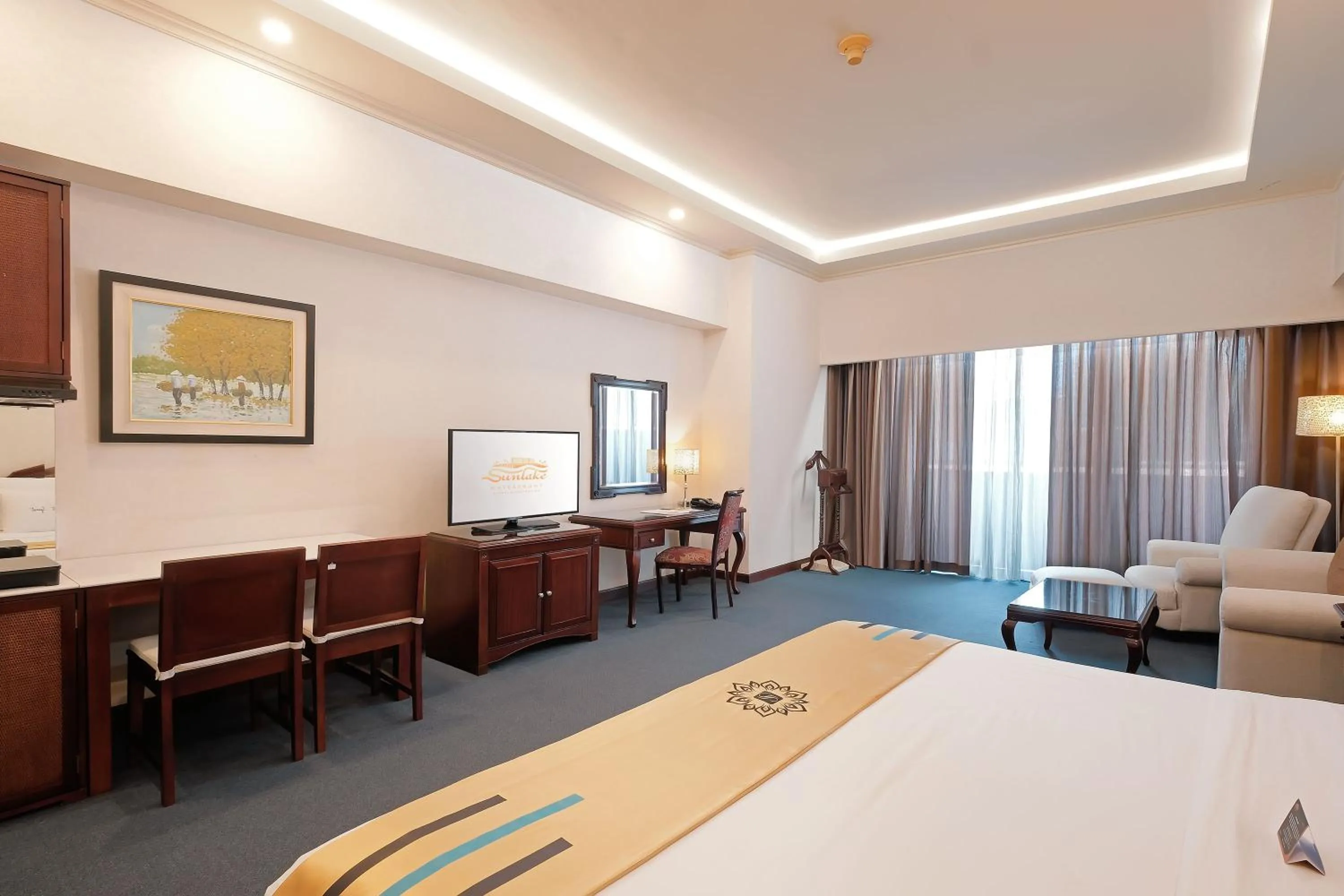 Living room, Bed in Sunlake Waterfront Resort & Convention