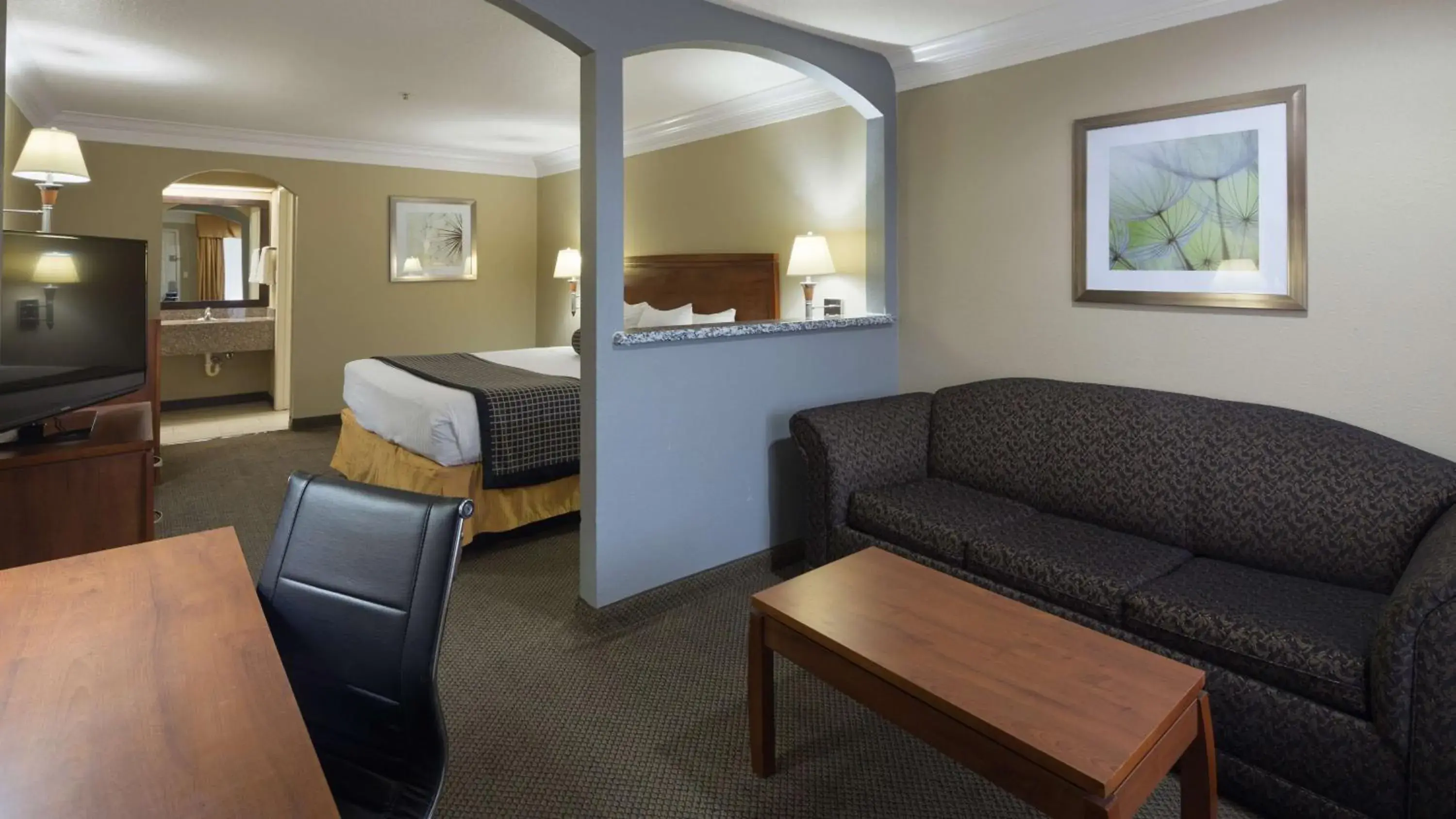 King Suite with Sofa Bed - Disability Access/Non-Smoking in Best Western Angleton Inn King Suite with Sofa Bed - Disability Access/Non-Smoking in Best Western Angleton Inn