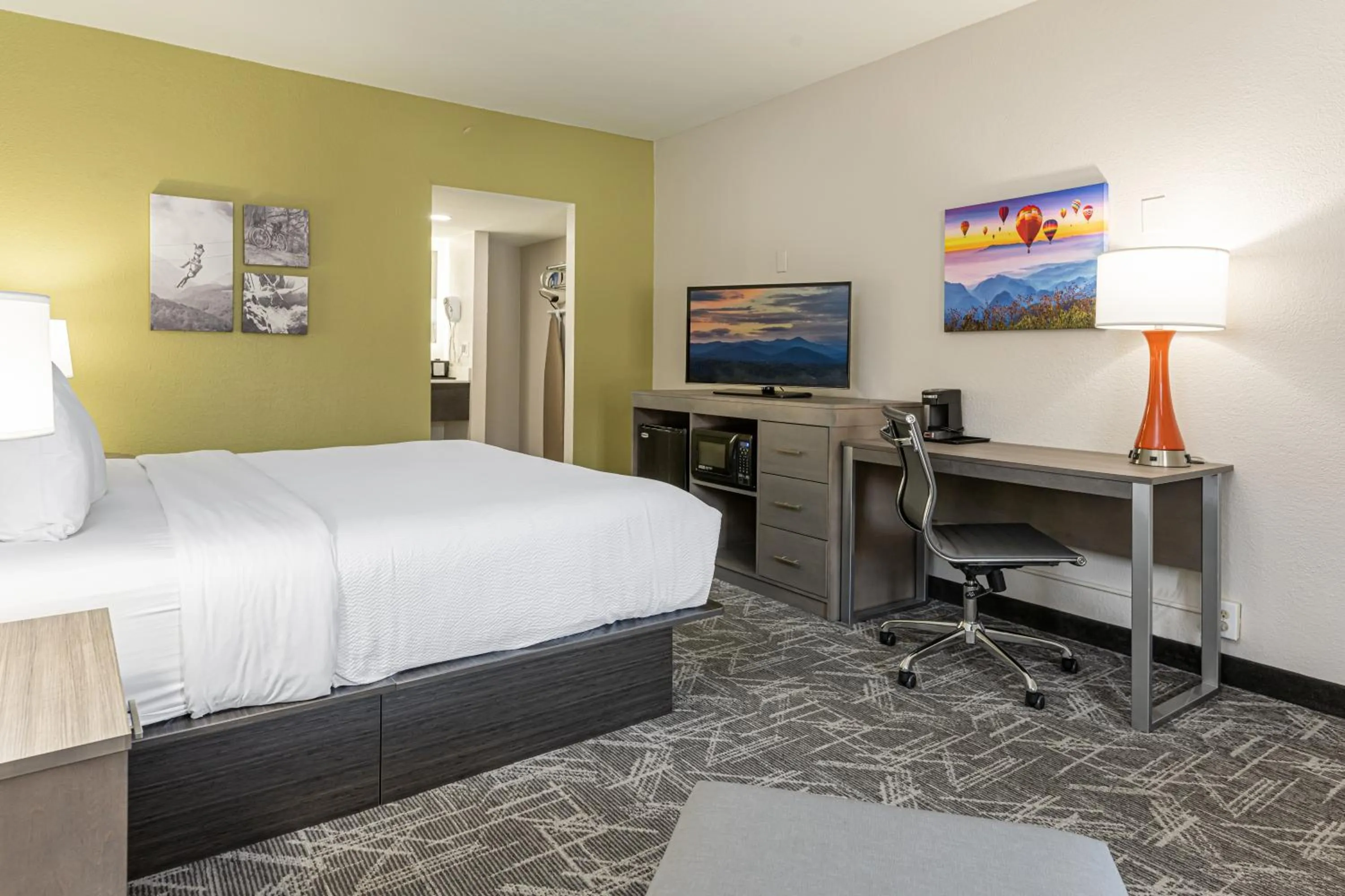 Bedroom, Bed in Quality Inn Asheville Downtown Tunnel Rd