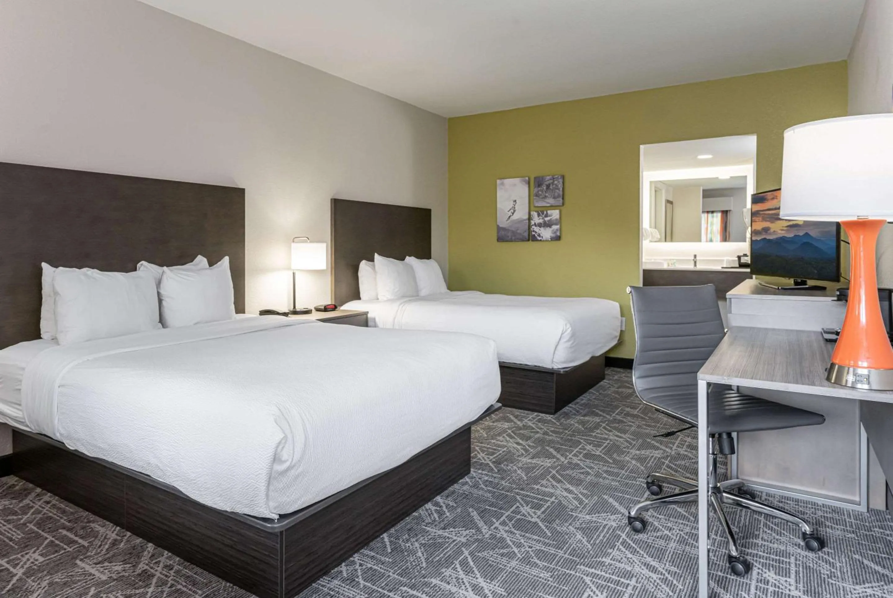 Bedroom, Bed in Quality Inn Asheville Downtown Tunnel Rd