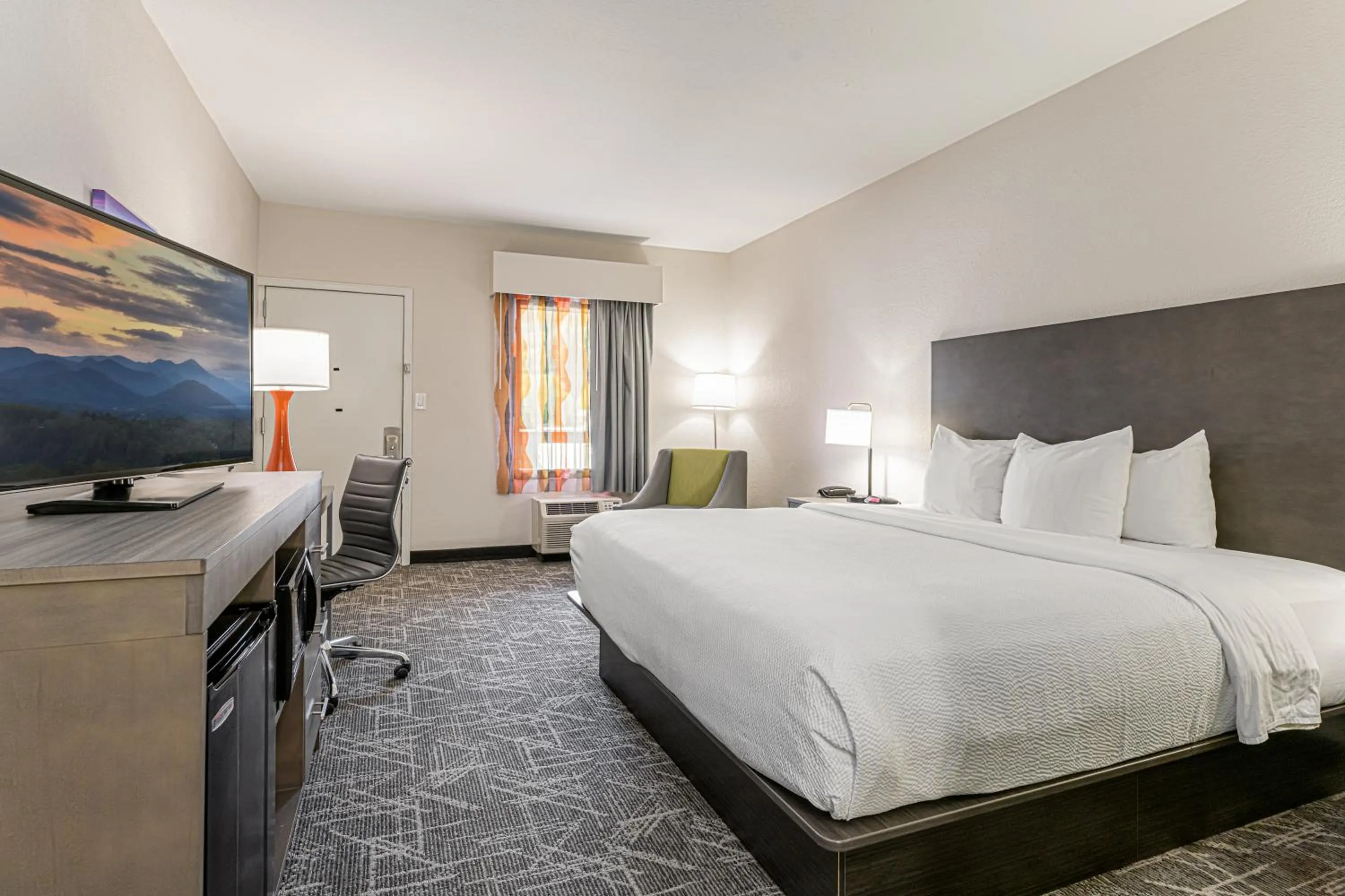 Bedroom, Bed in Quality Inn Asheville Downtown Tunnel Rd