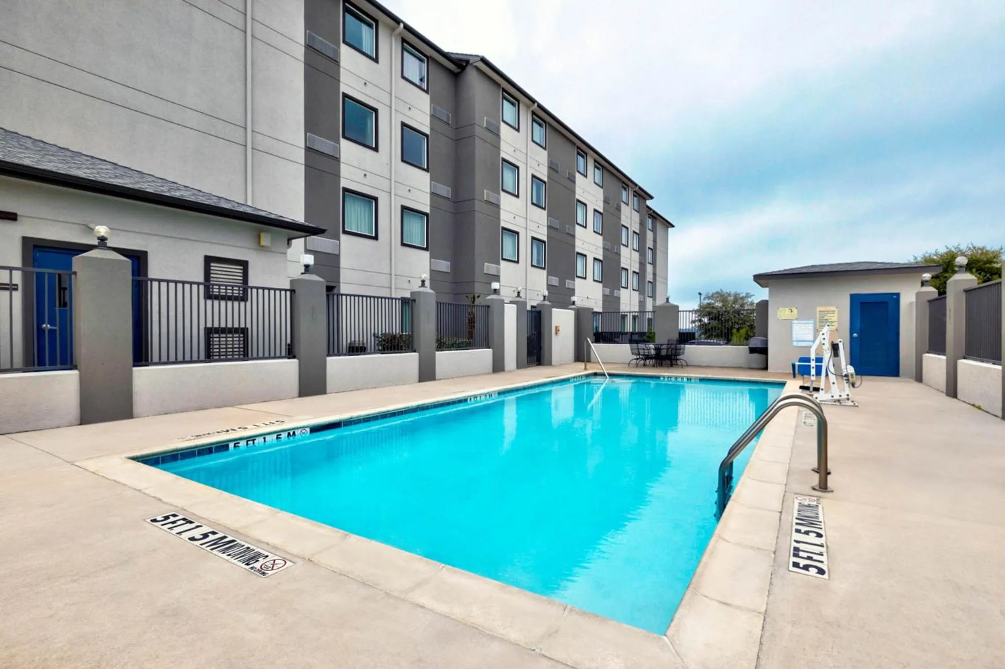Swimming pool in Motel 6-Marble Falls, TX