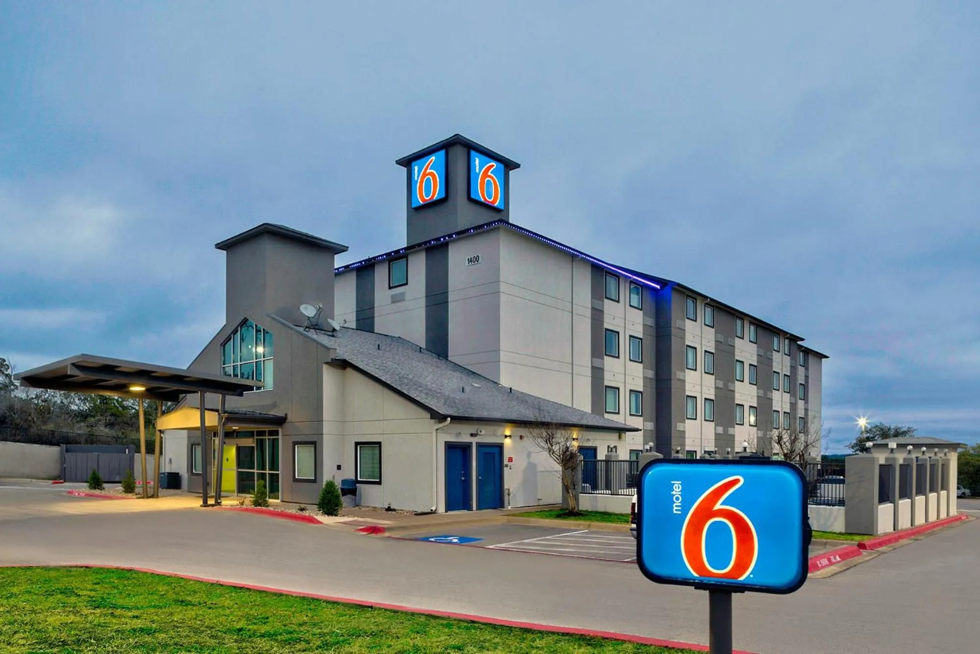 Facade/entrance in Motel 6-Marble Falls, TX
