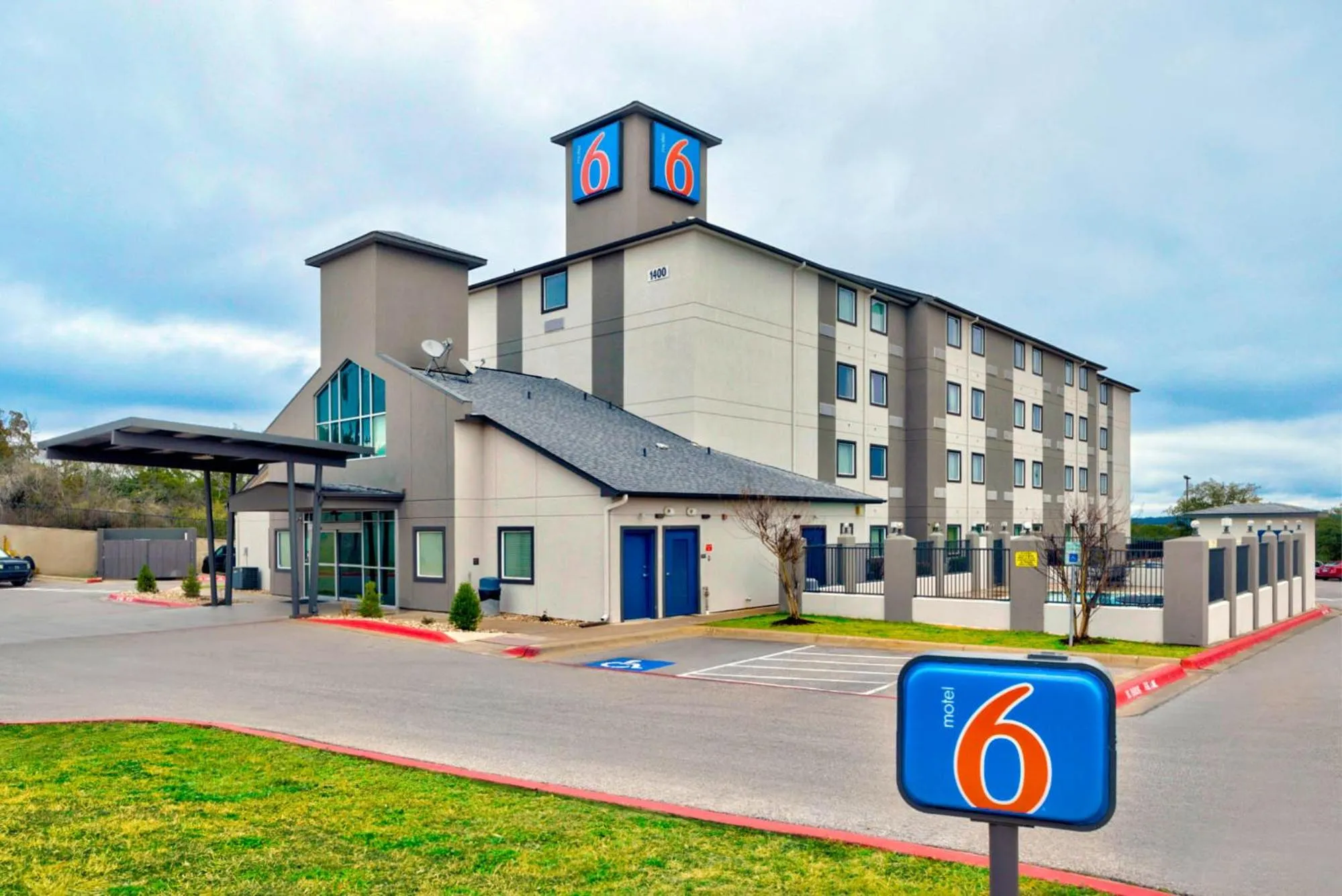 Property building in Motel 6-Marble Falls, TX