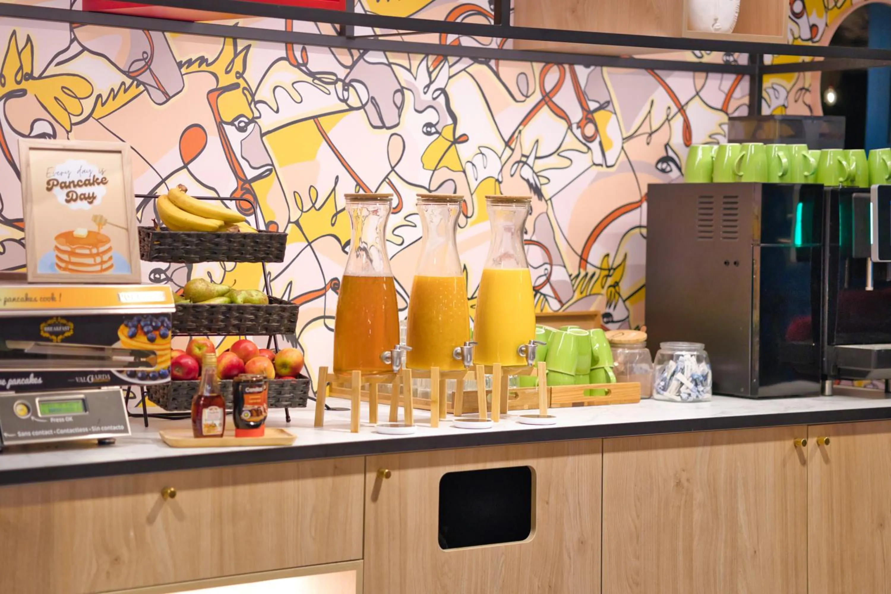 Food and drinks in B&B HOTEL Brussels Centre Louise