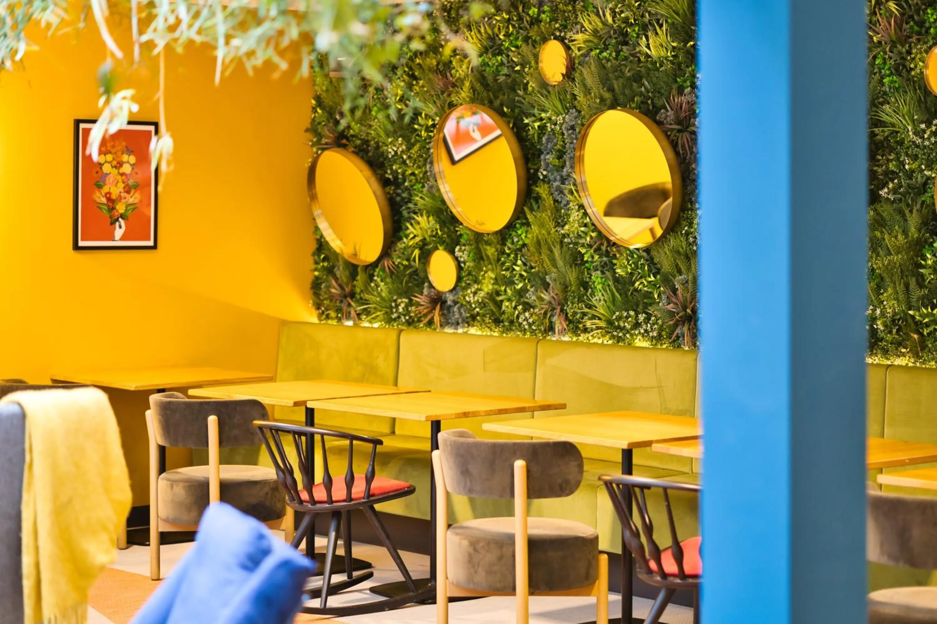 Restaurant/places to eat in B&B HOTEL Brussels Centre Louise