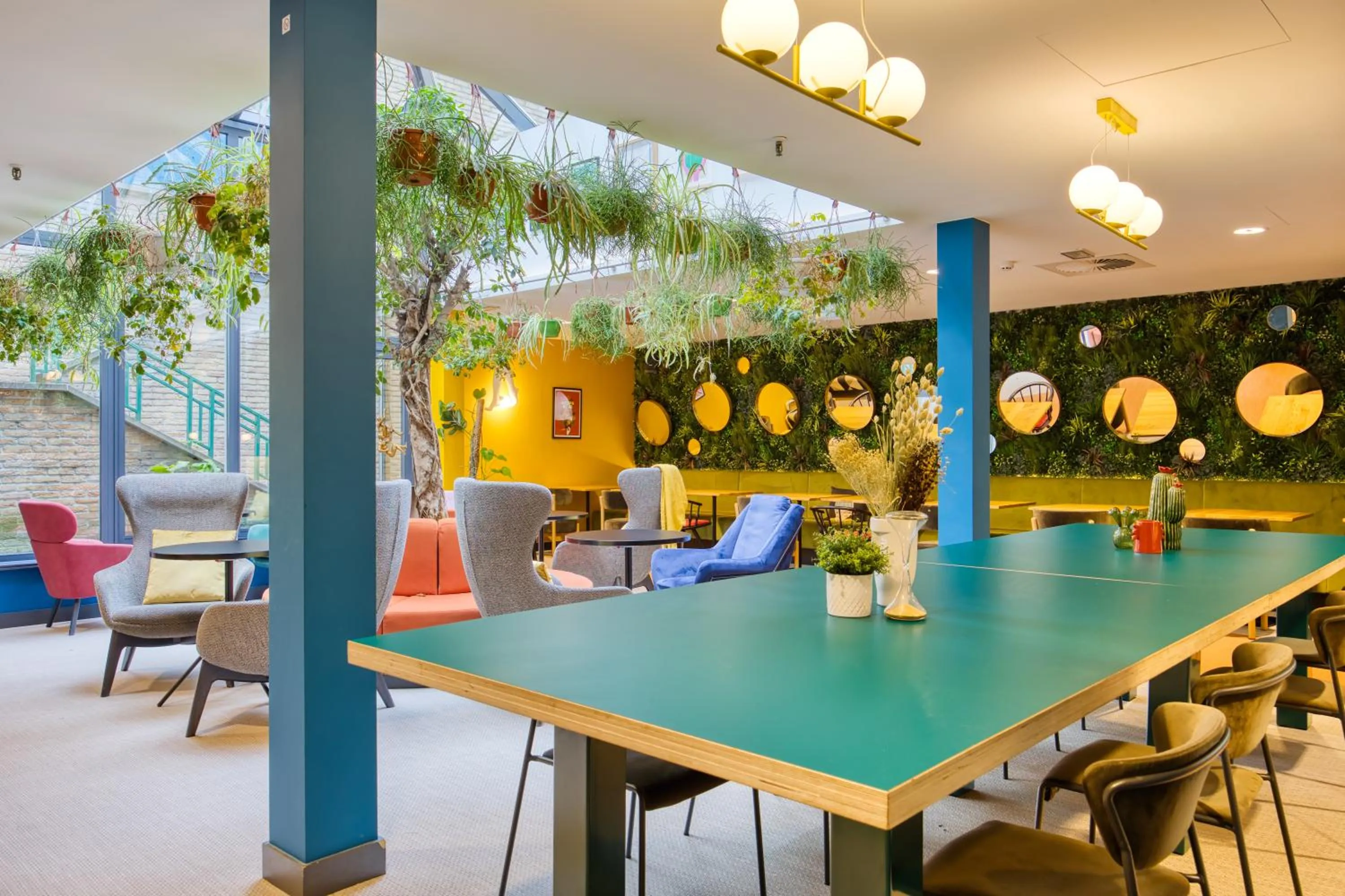 Dining area in B&B HOTEL Brussels Centre Louise