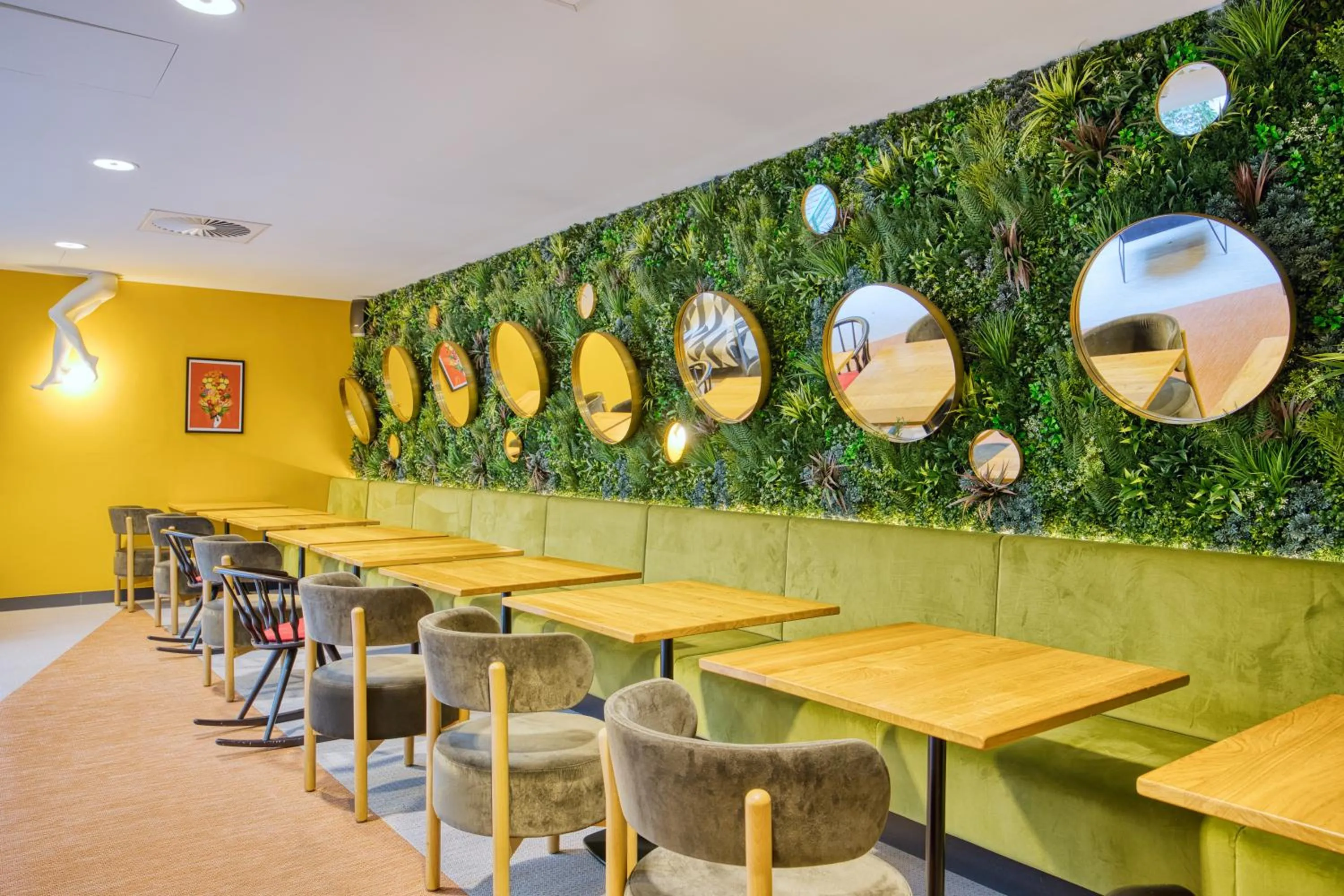 Restaurant/places to eat in B&B HOTEL Brussels Centre Louise