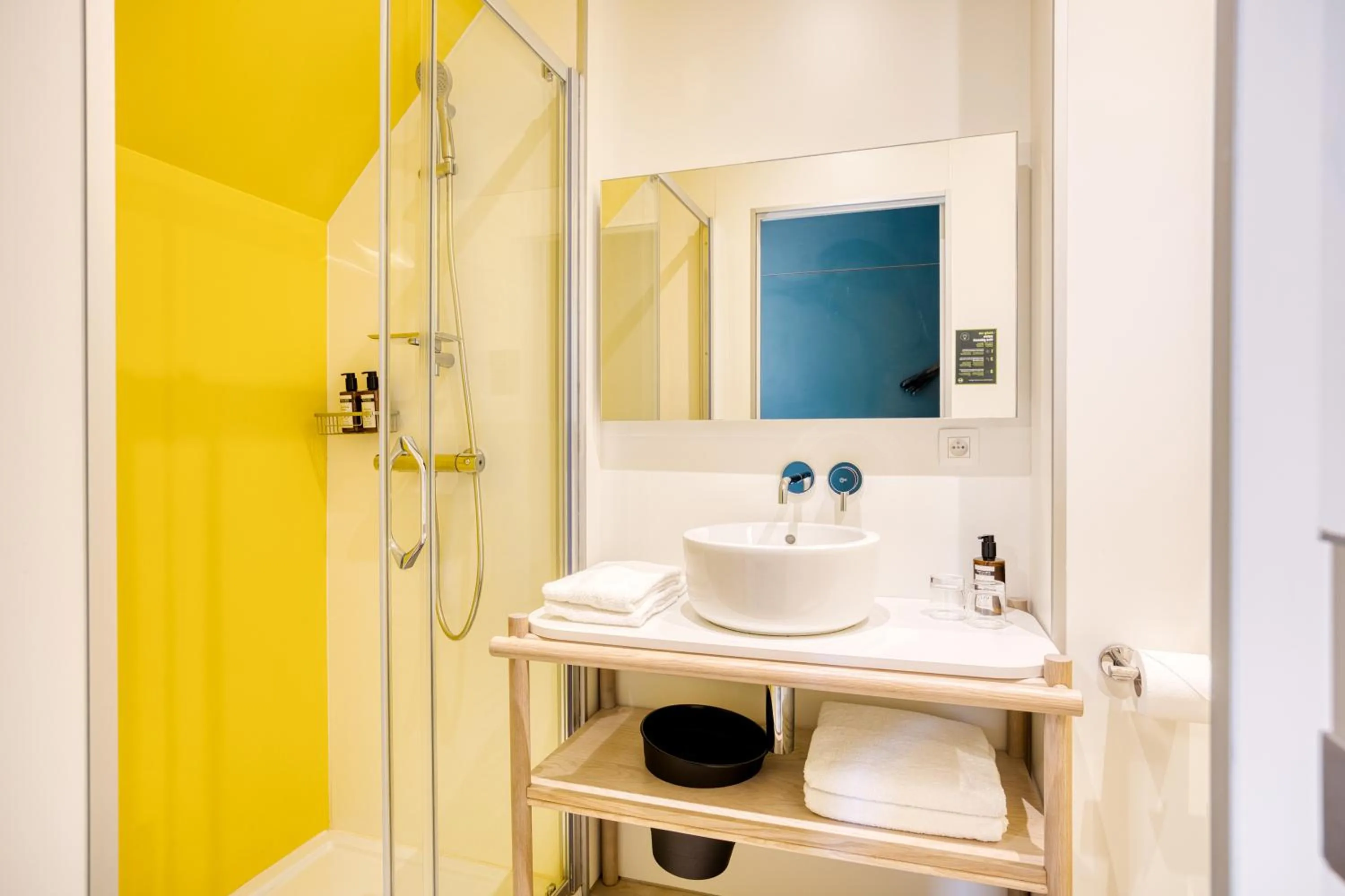 Shower in B&B HOTEL Brussels Centre Louise