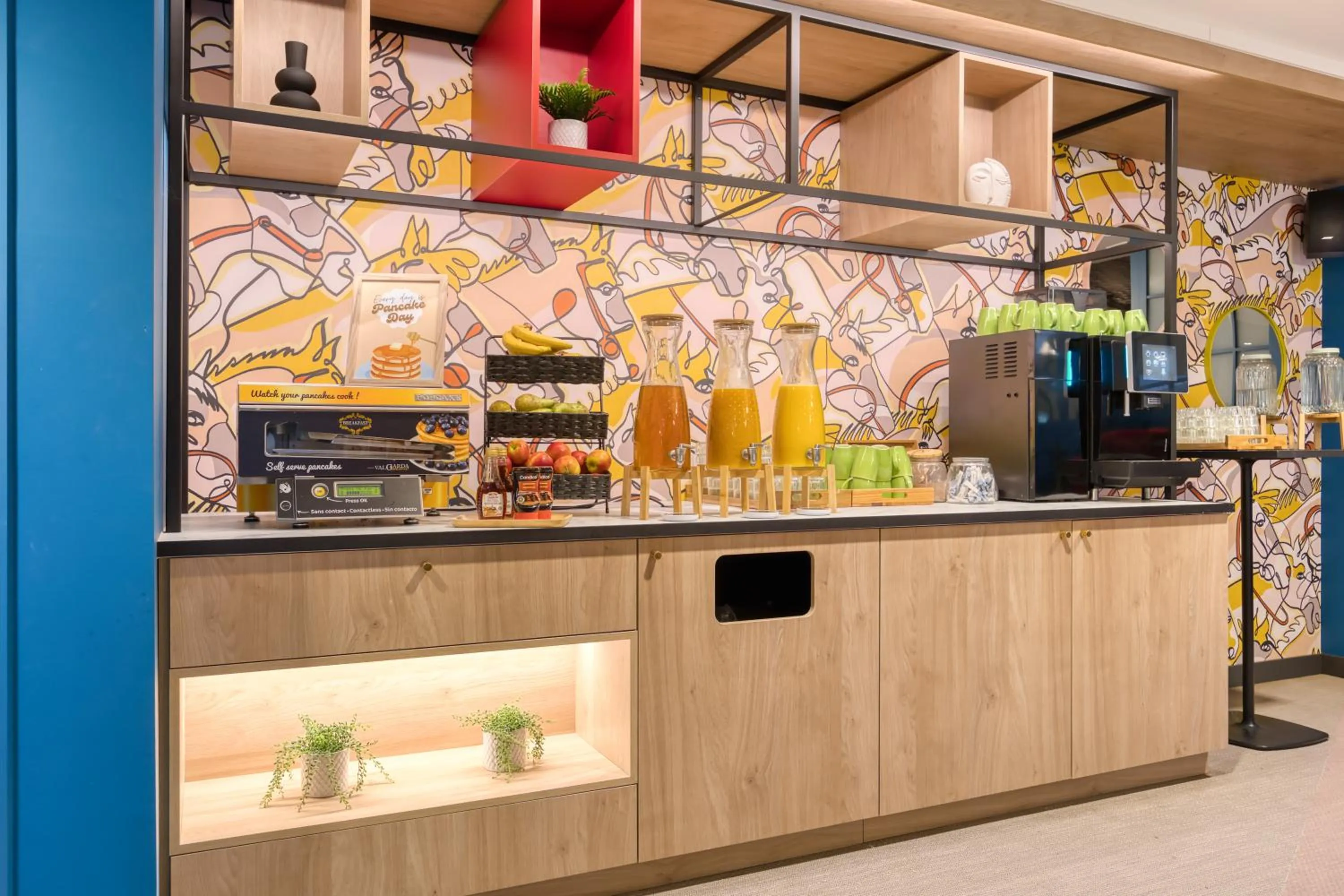 Food and drinks in B&B HOTEL Brussels Centre Louise