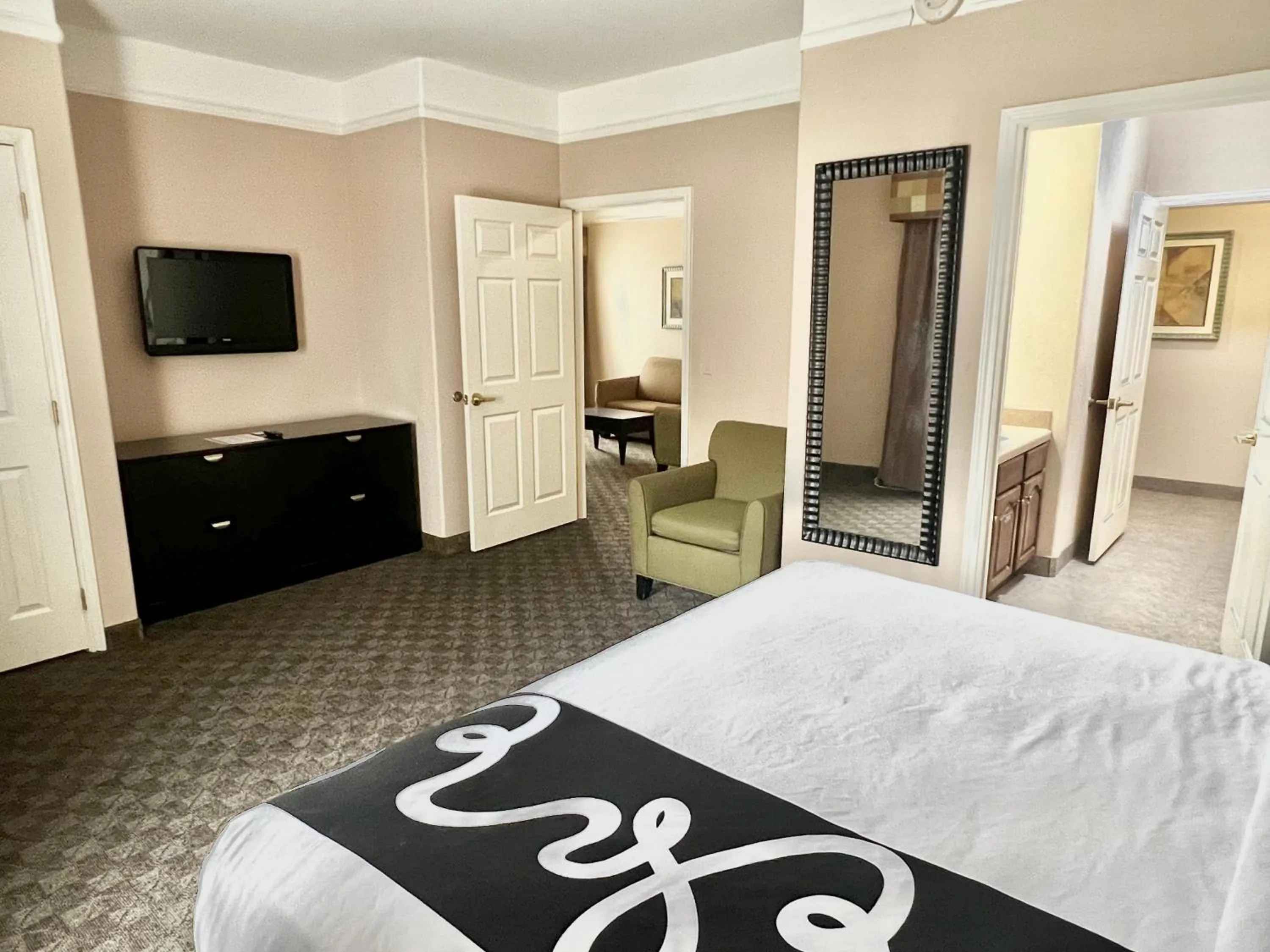 Bed in La Quinta Inn & Suites by Wyndham Pharr RGV Medical Center
