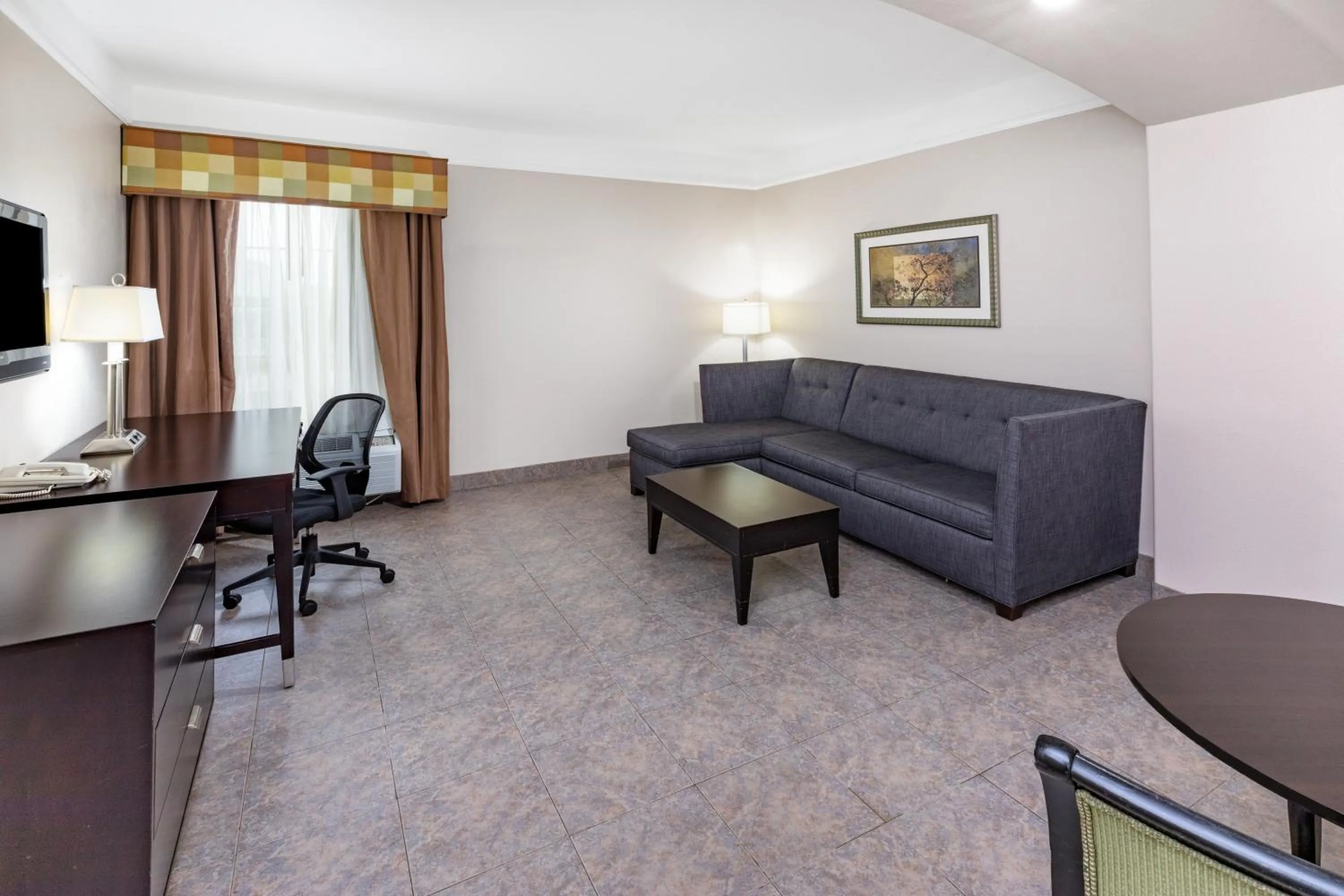 Living room in La Quinta Inn & Suites by Wyndham Pharr RGV Medical Center