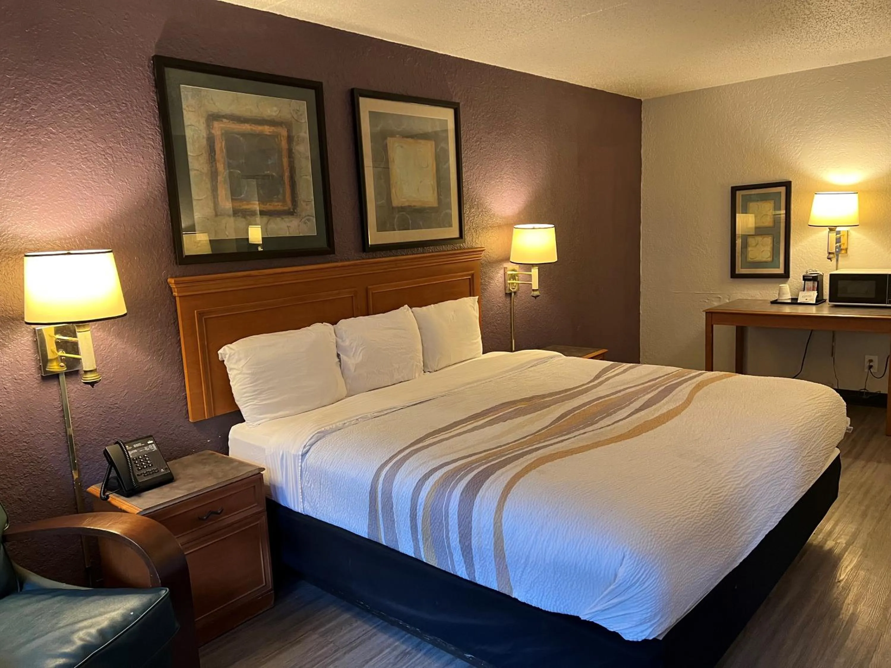 Bed in La Quinta Inn by Wyndham Bossier City