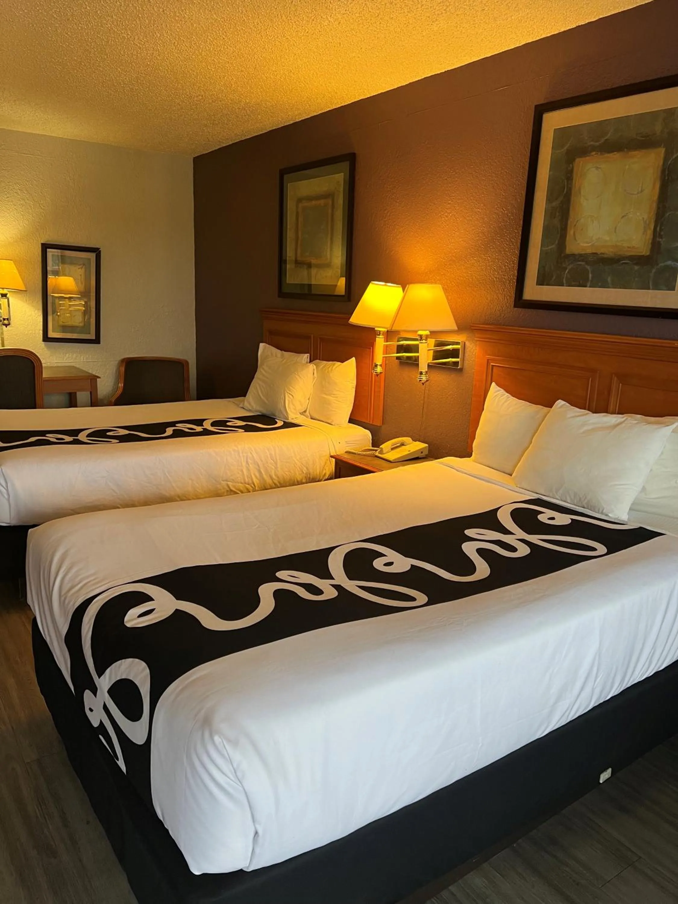 Bed in La Quinta Inn by Wyndham Bossier City