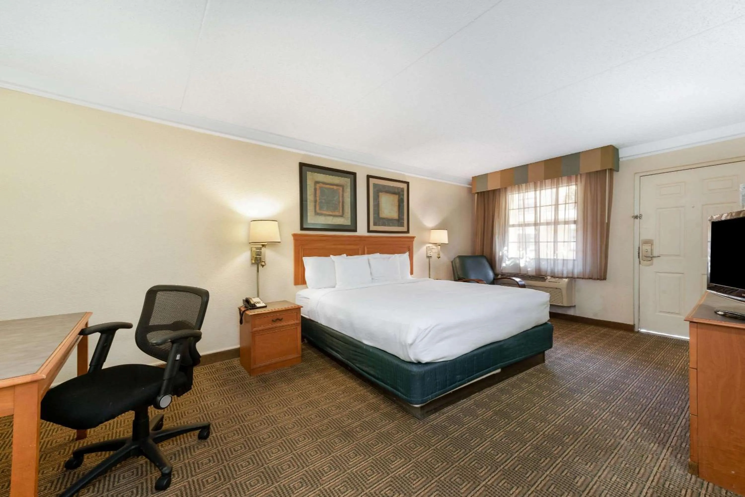 Photo of the whole room, Bed in La Quinta Inn by Wyndham Bossier City