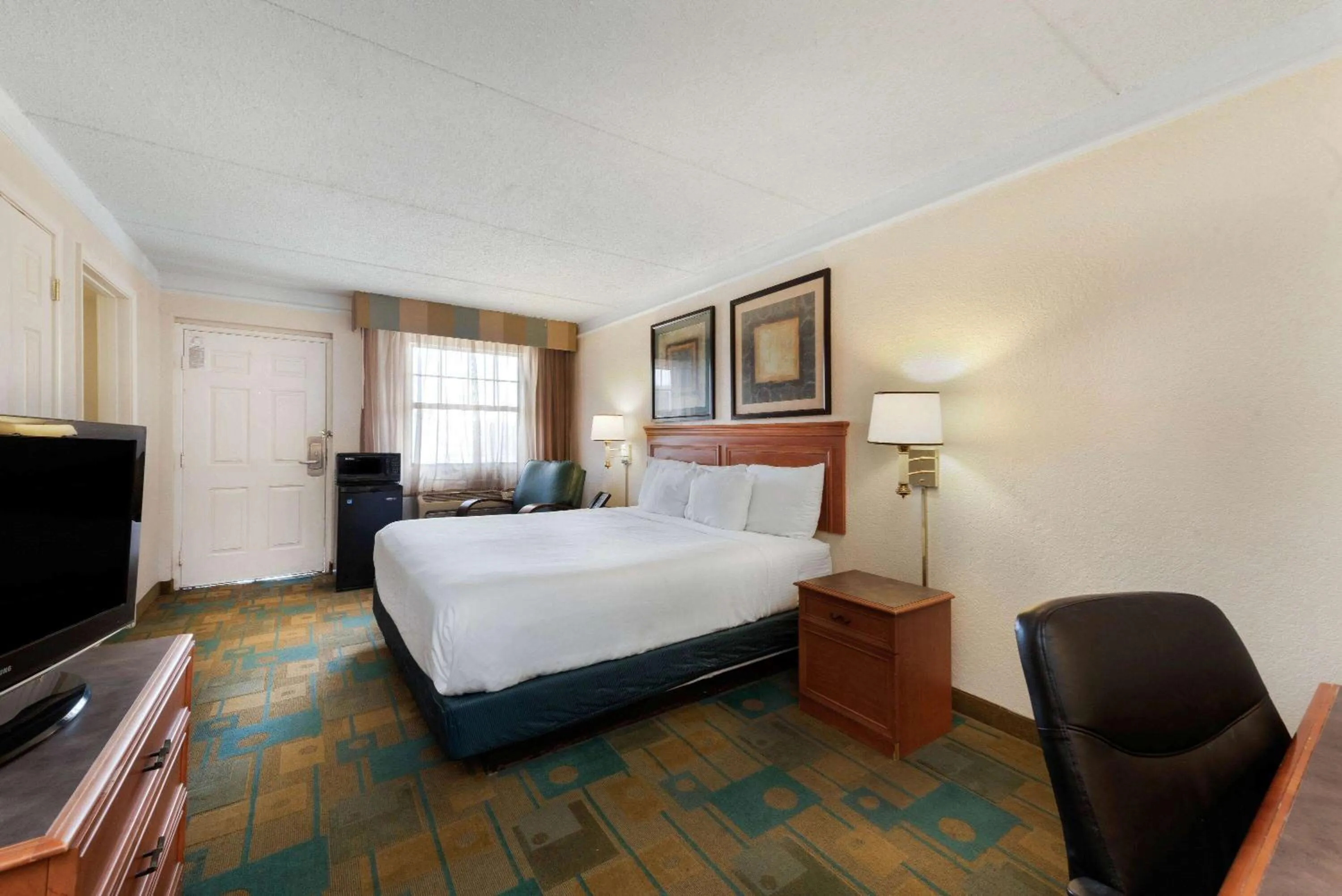 Photo of the whole room, Bed in La Quinta Inn by Wyndham Bossier City