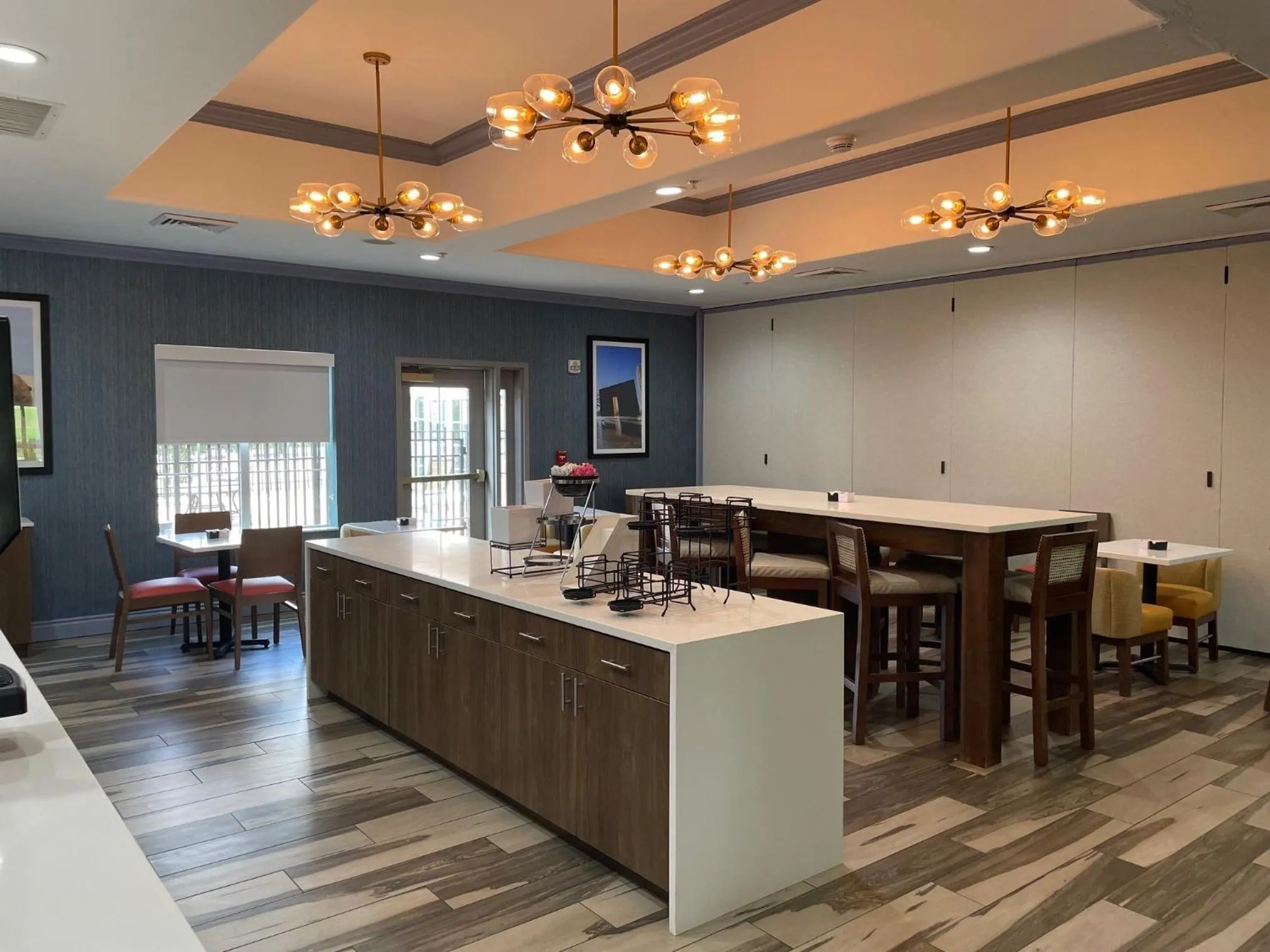 Dining area in La Quinta by Wyndham Oklahoma City - Moore