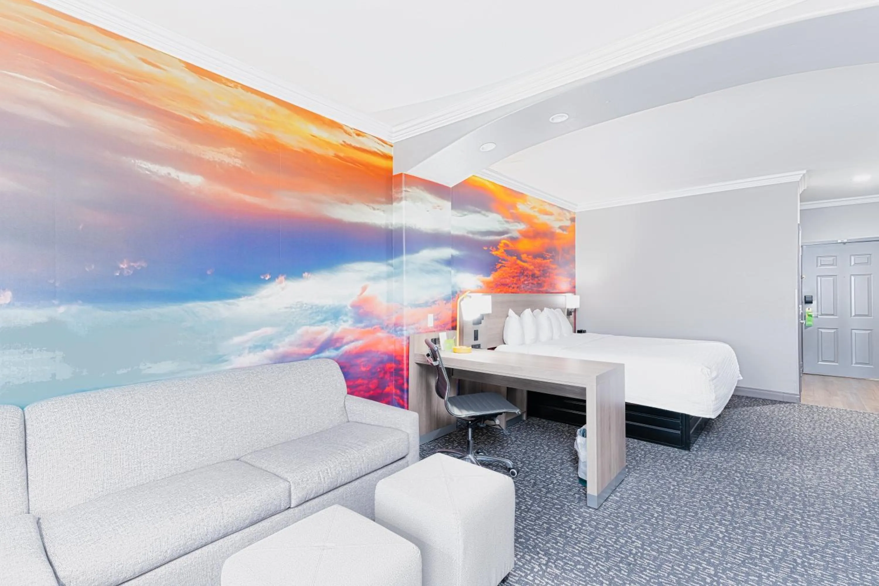 Living room, Bed in La Quinta by Wyndham Oklahoma City - Moore