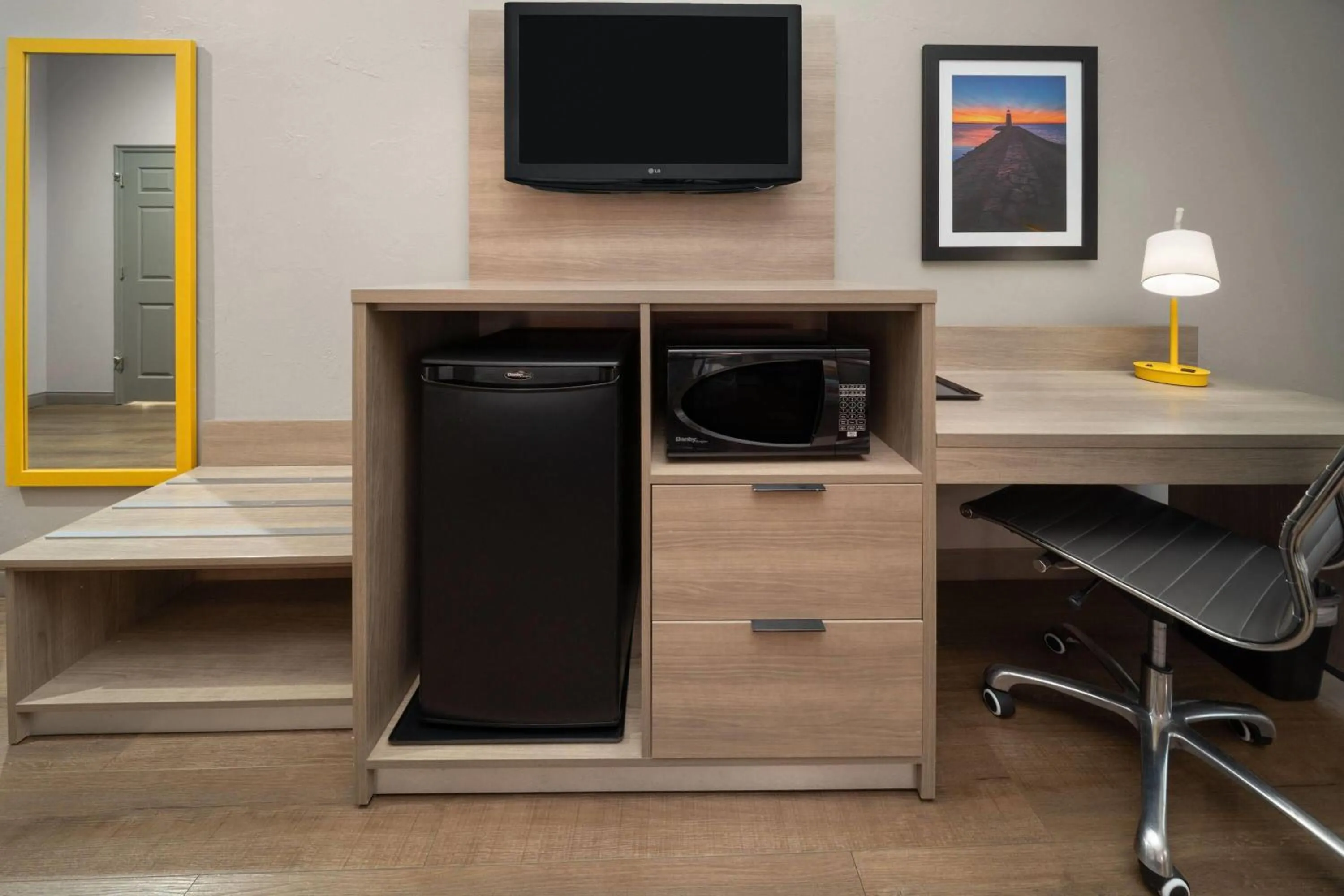 Photo of the whole room in La Quinta by Wyndham Oklahoma City - Moore