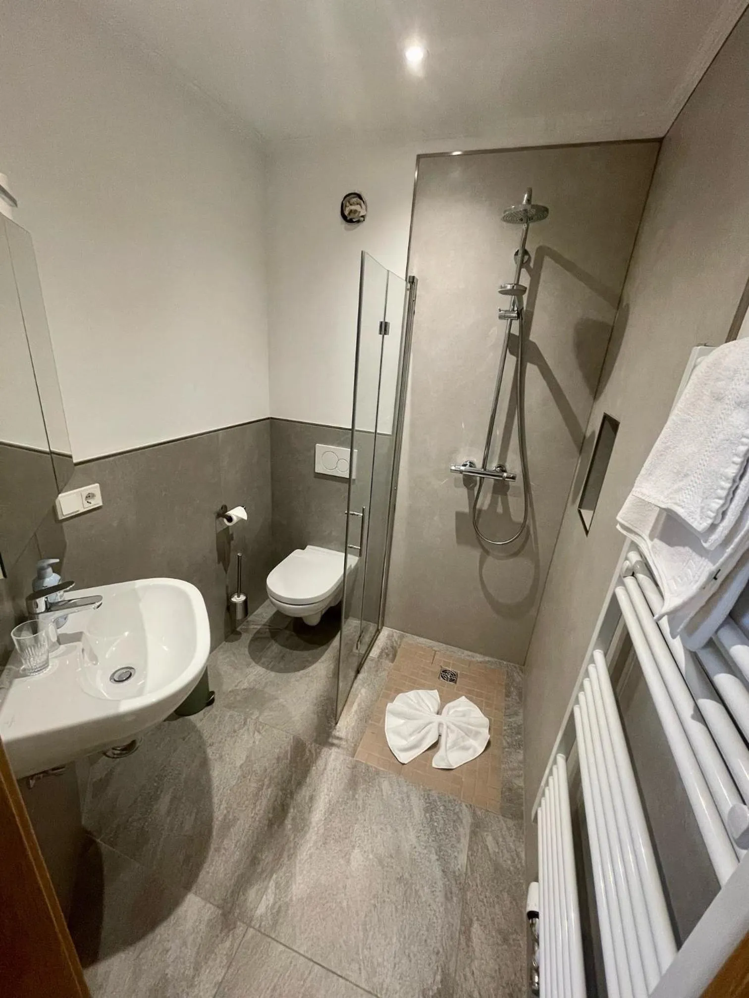 Shower in Lothringer Hof