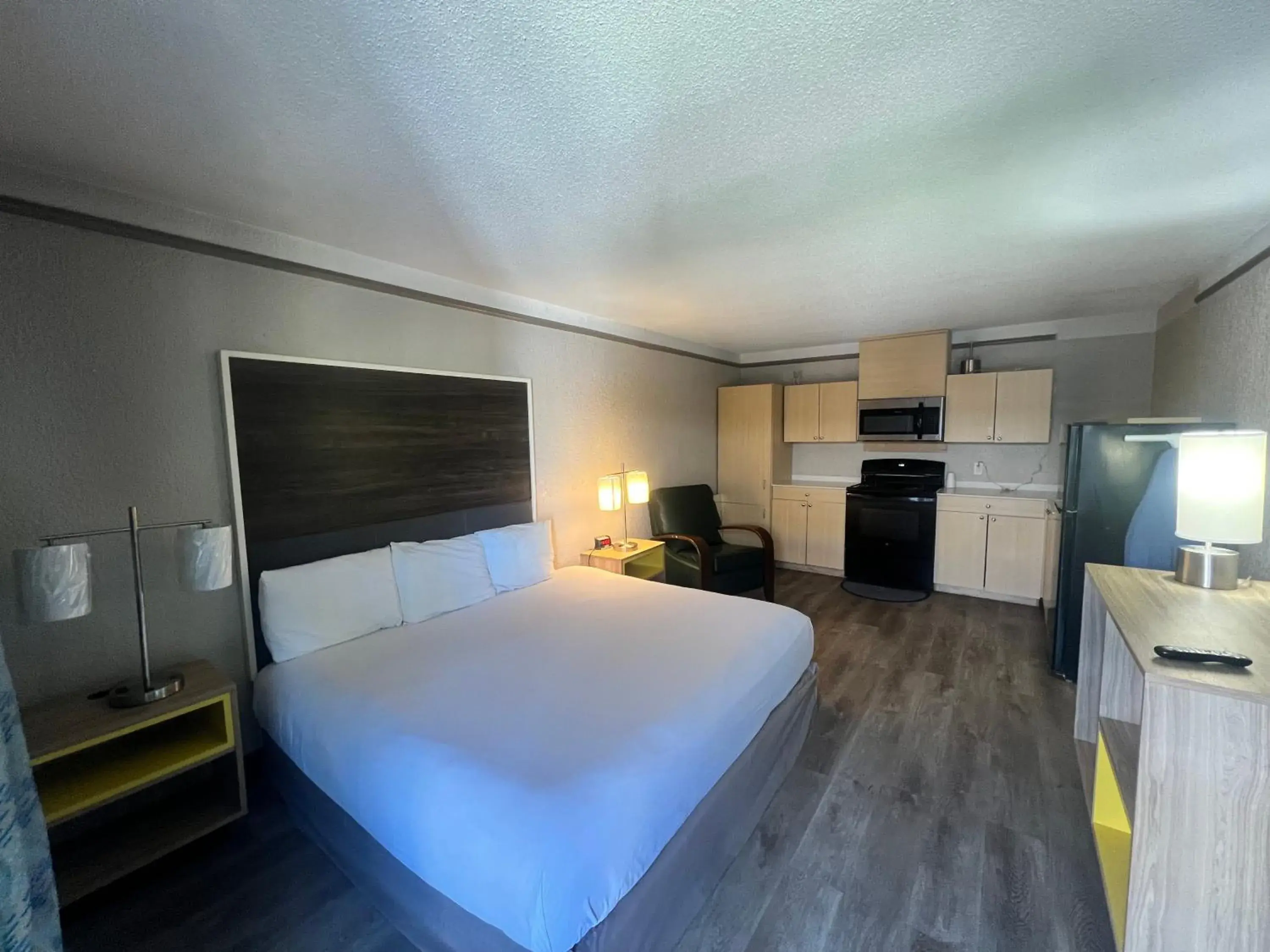 Queen Studio with Kitchen - Non-Smoking in Days Inn by Wyndham Sulphur West Queen Studio with Kitchen - Non-Smoking in Days Inn by Wyndham Sulphur West