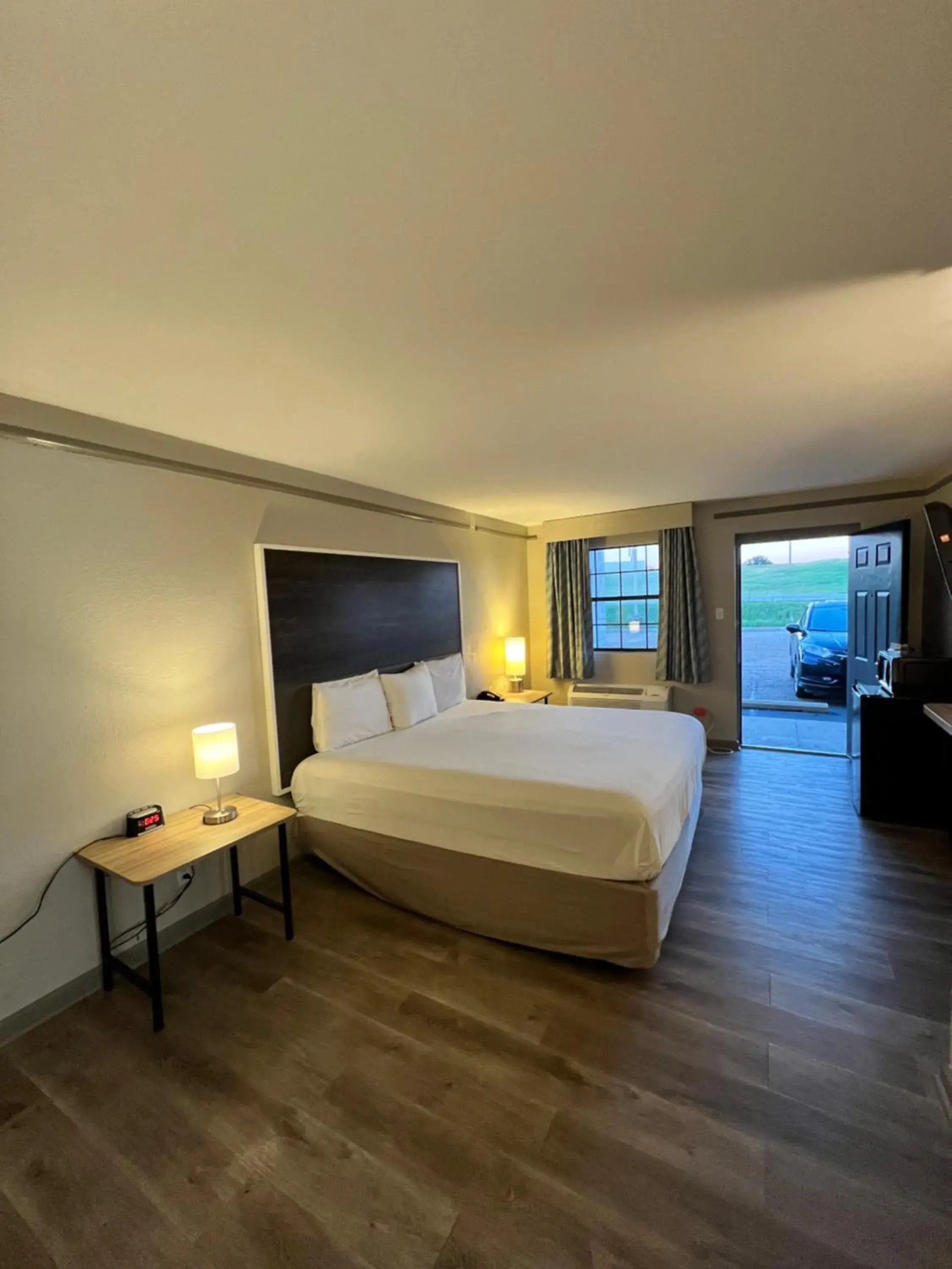 King Room - Smoking in Days Inn by Wyndham Sulphur West King Room - Smoking in Days Inn by Wyndham Sulphur West