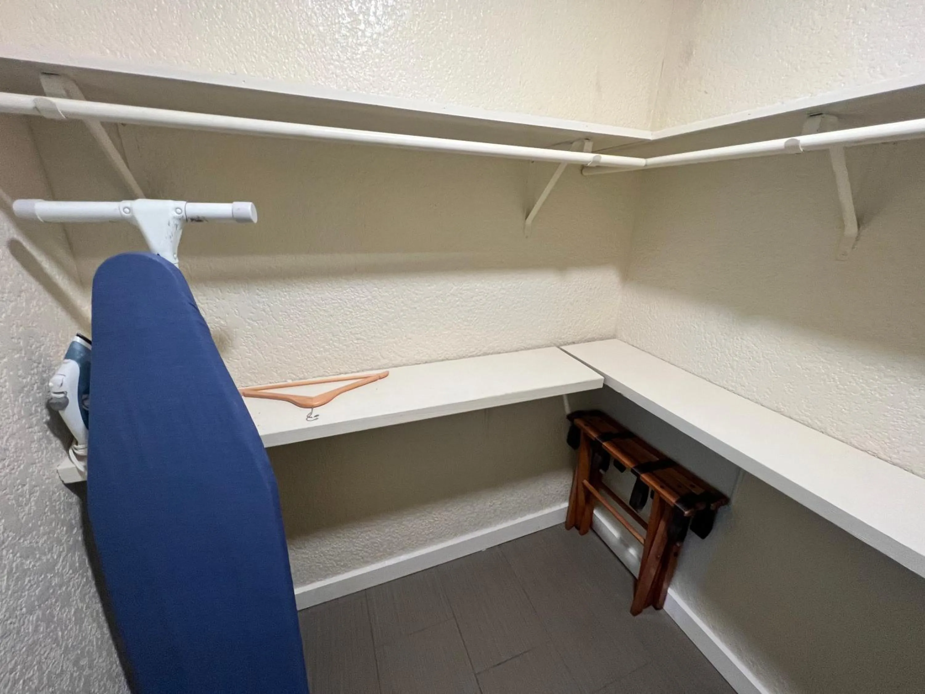 Bedroom in Days Inn by Wyndham Sulphur West