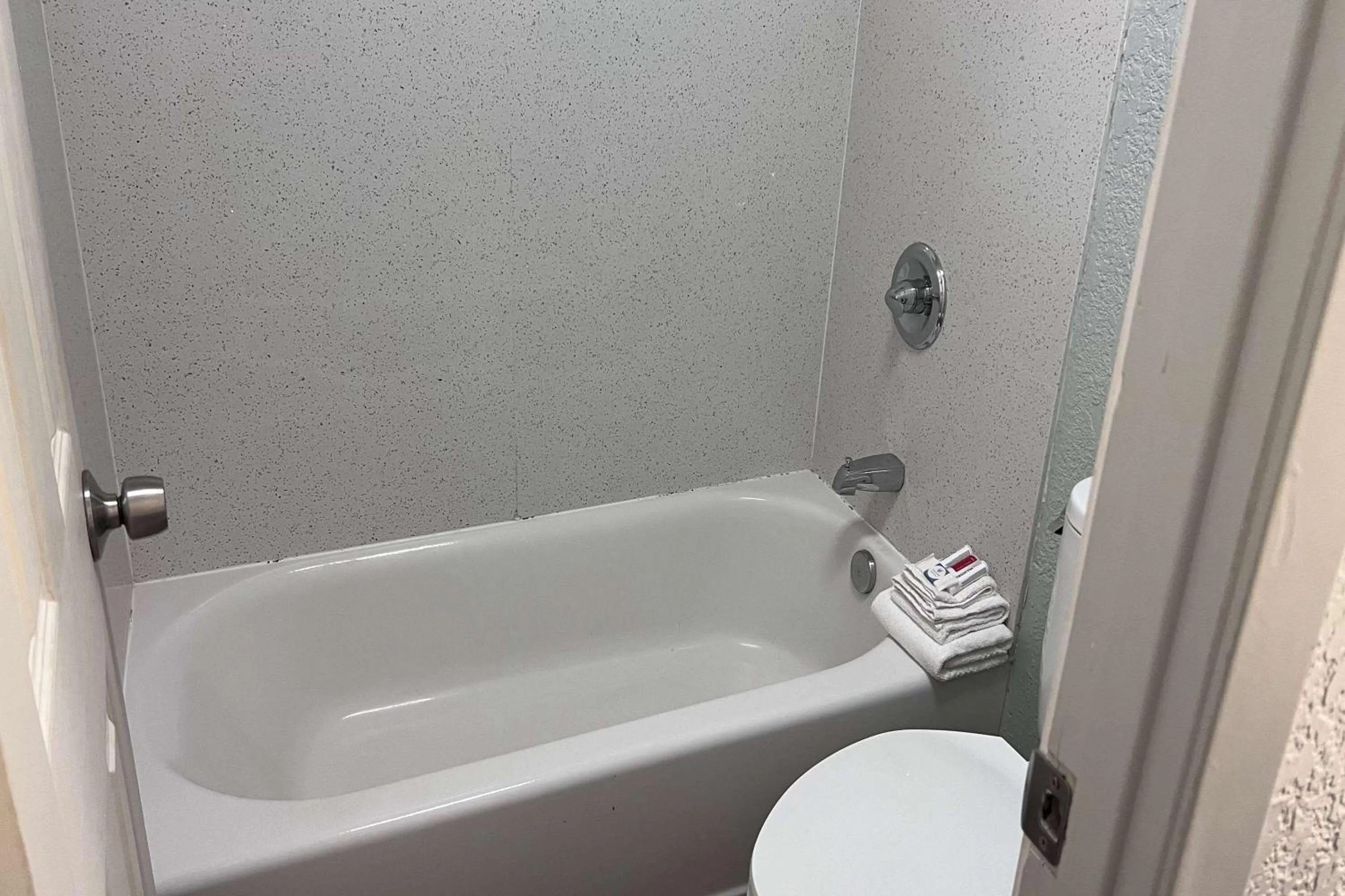 TV and multimedia in Days Inn by Wyndham Sulphur West