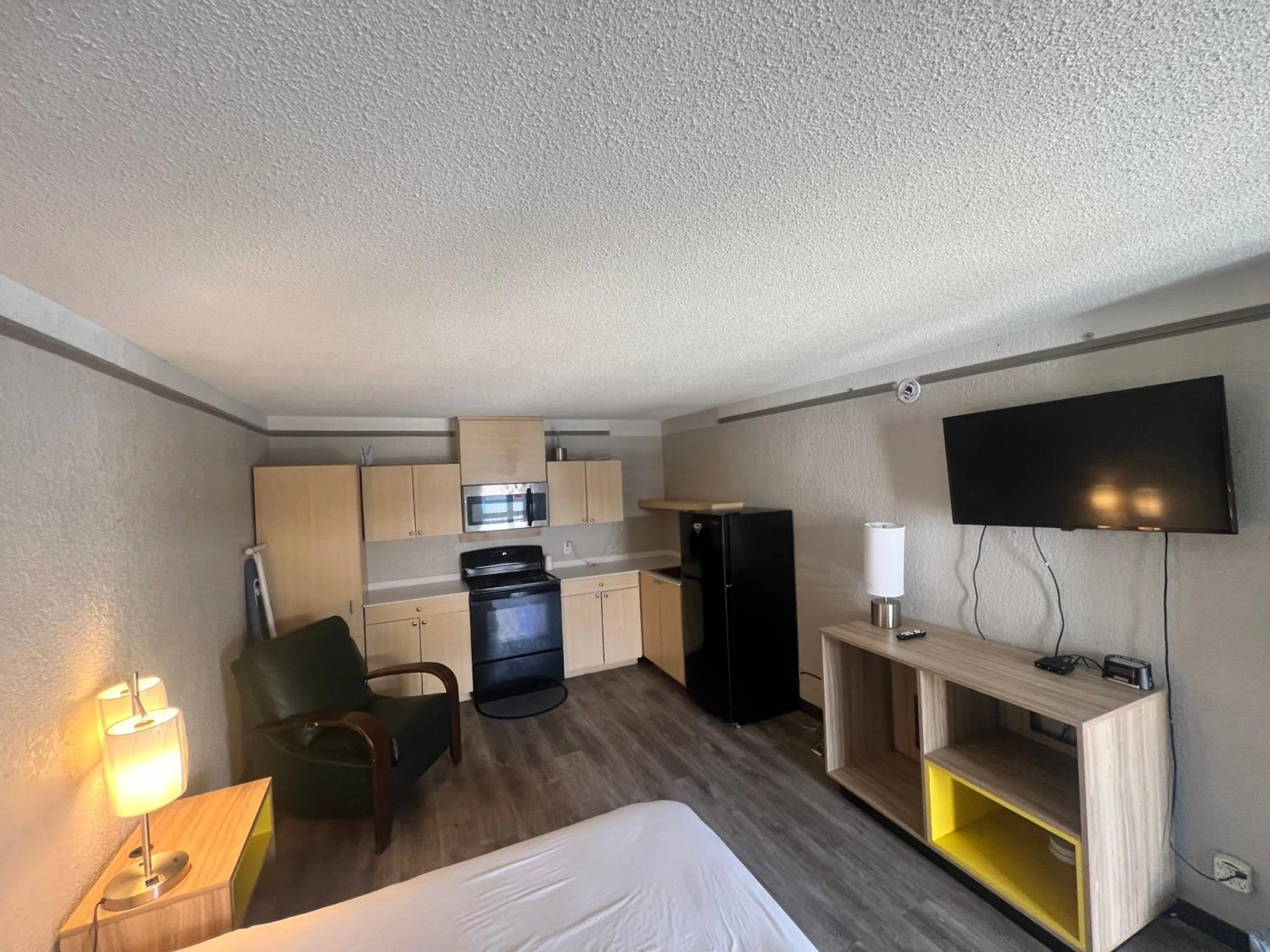 TV and multimedia in Days Inn by Wyndham Sulphur West