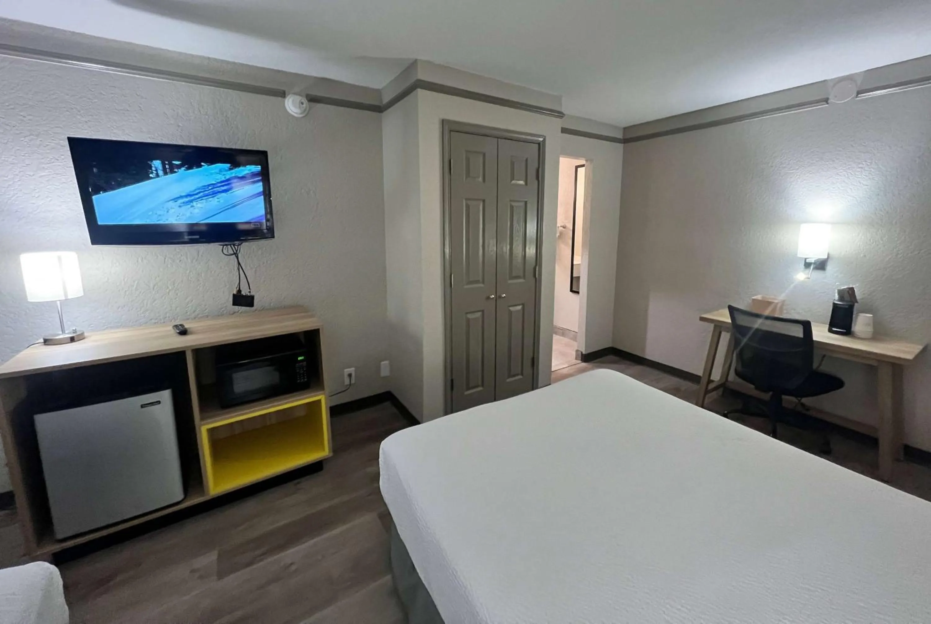 Photo of the whole room in Days Inn by Wyndham Sulphur West