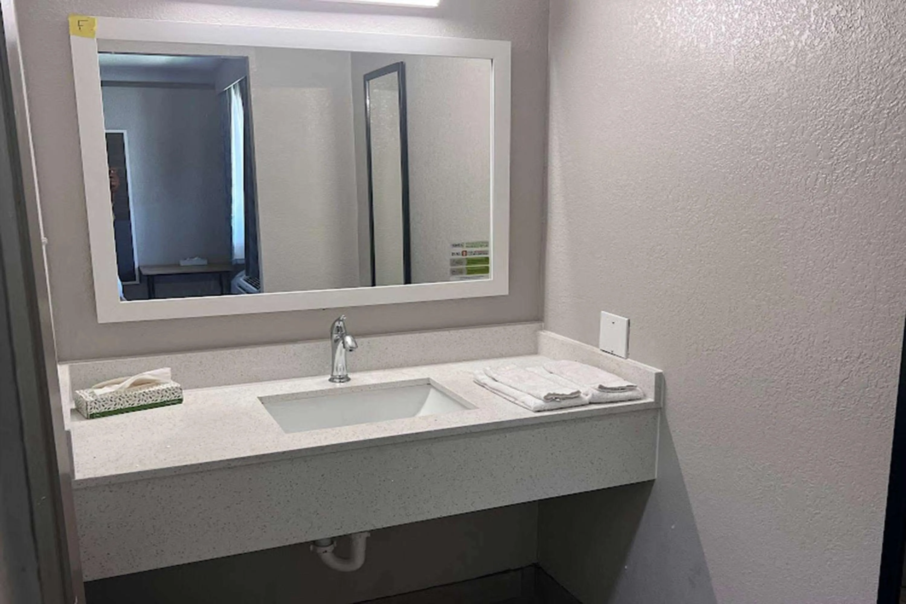 TV and multimedia in Days Inn by Wyndham Sulphur West