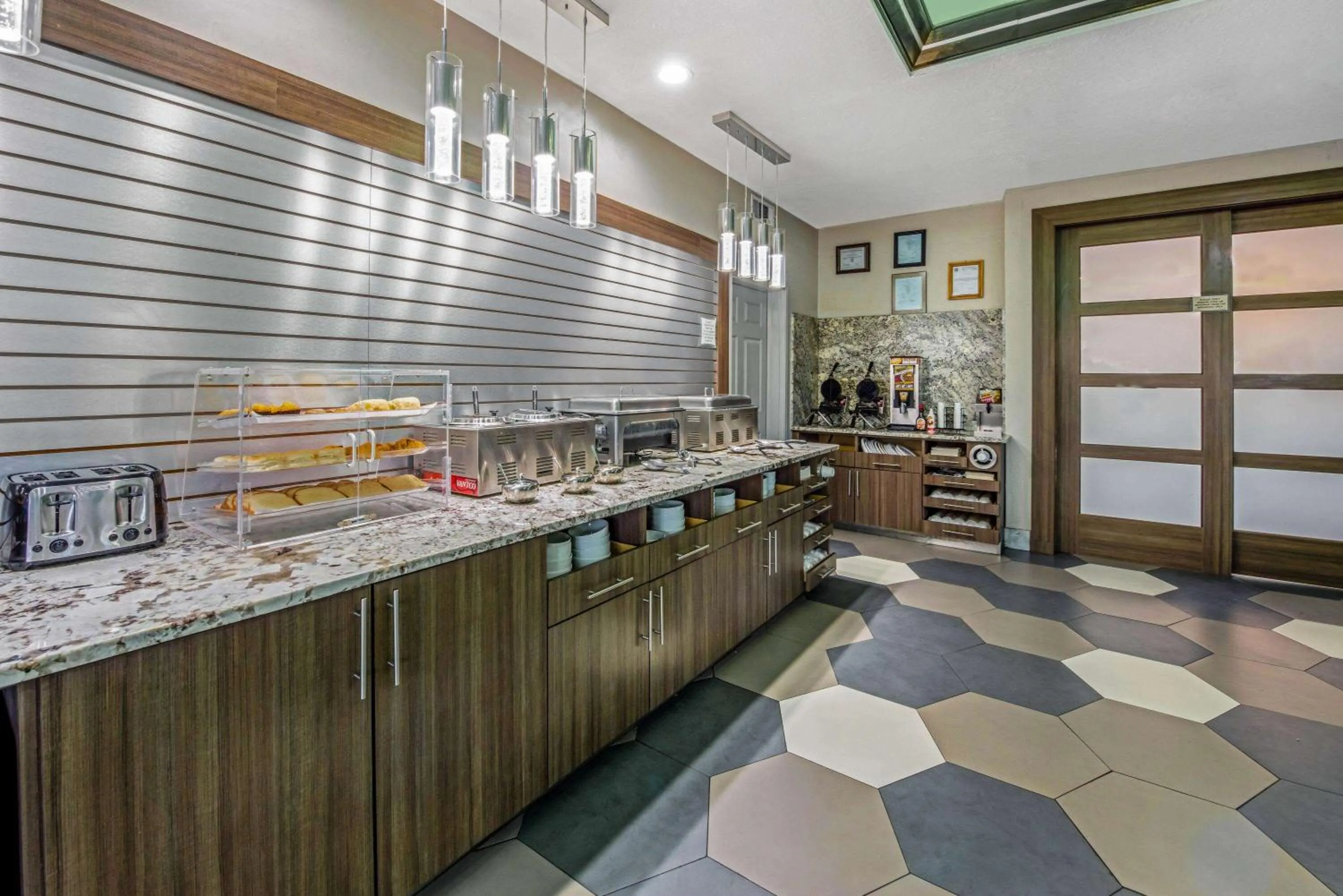 Restaurant/places to eat in La Quinta Inn & Suite Kingwood Houston IAH Airport 53200