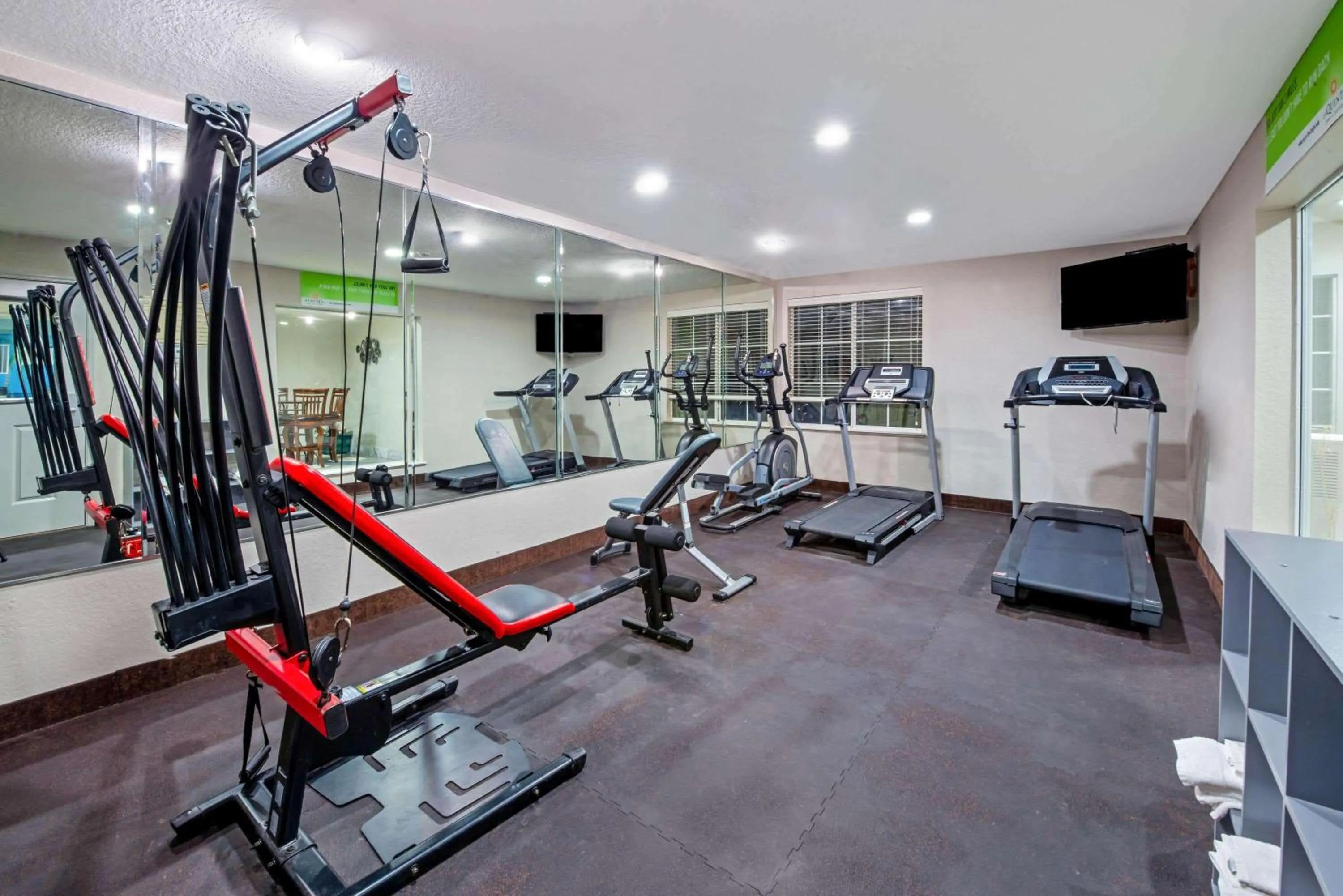 Fitness centre/facilities in La Quinta Inn & Suite Kingwood Houston IAH Airport 53200