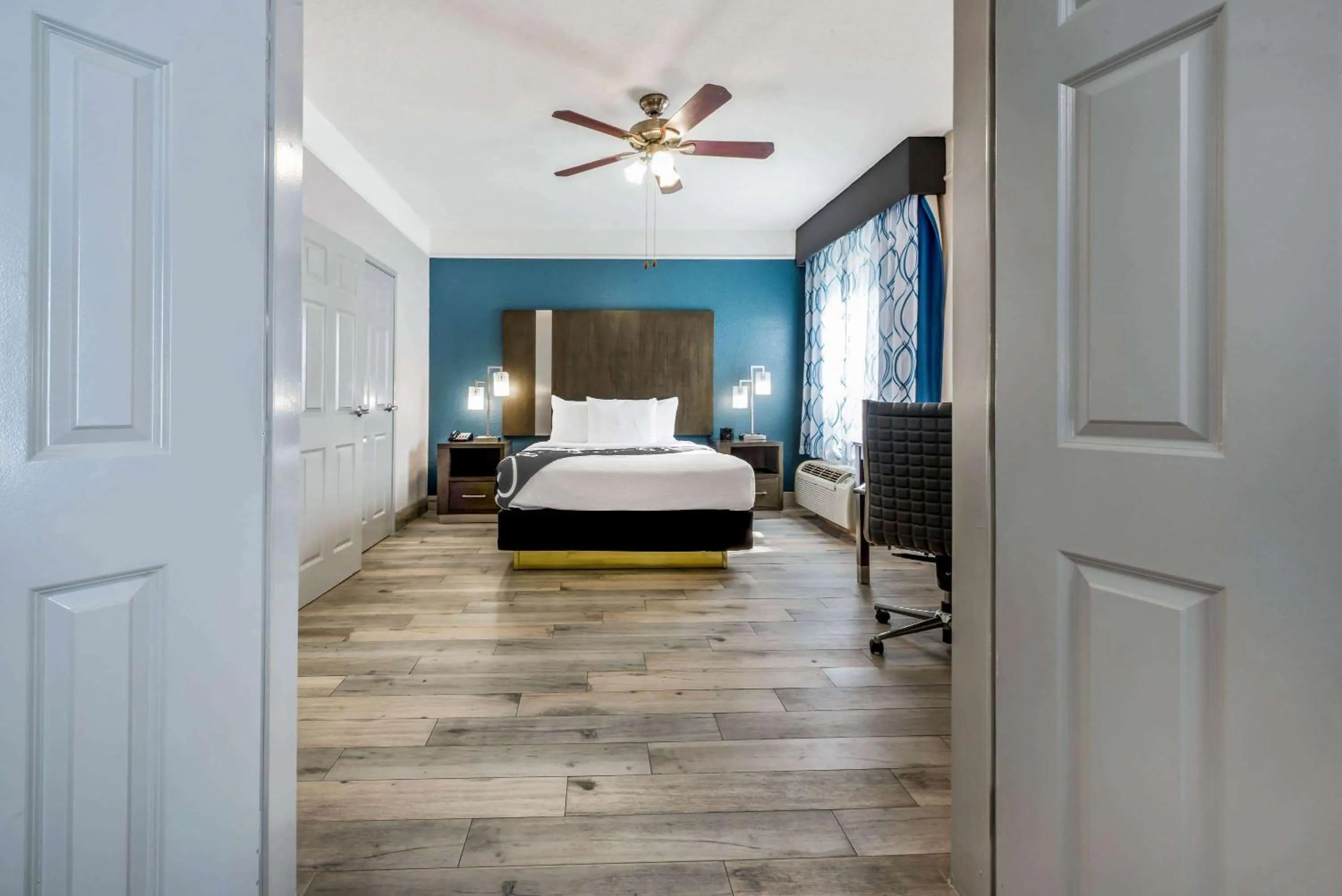 Photo of the whole room, Bed in La Quinta Inn & Suite Kingwood Houston IAH Airport 53200