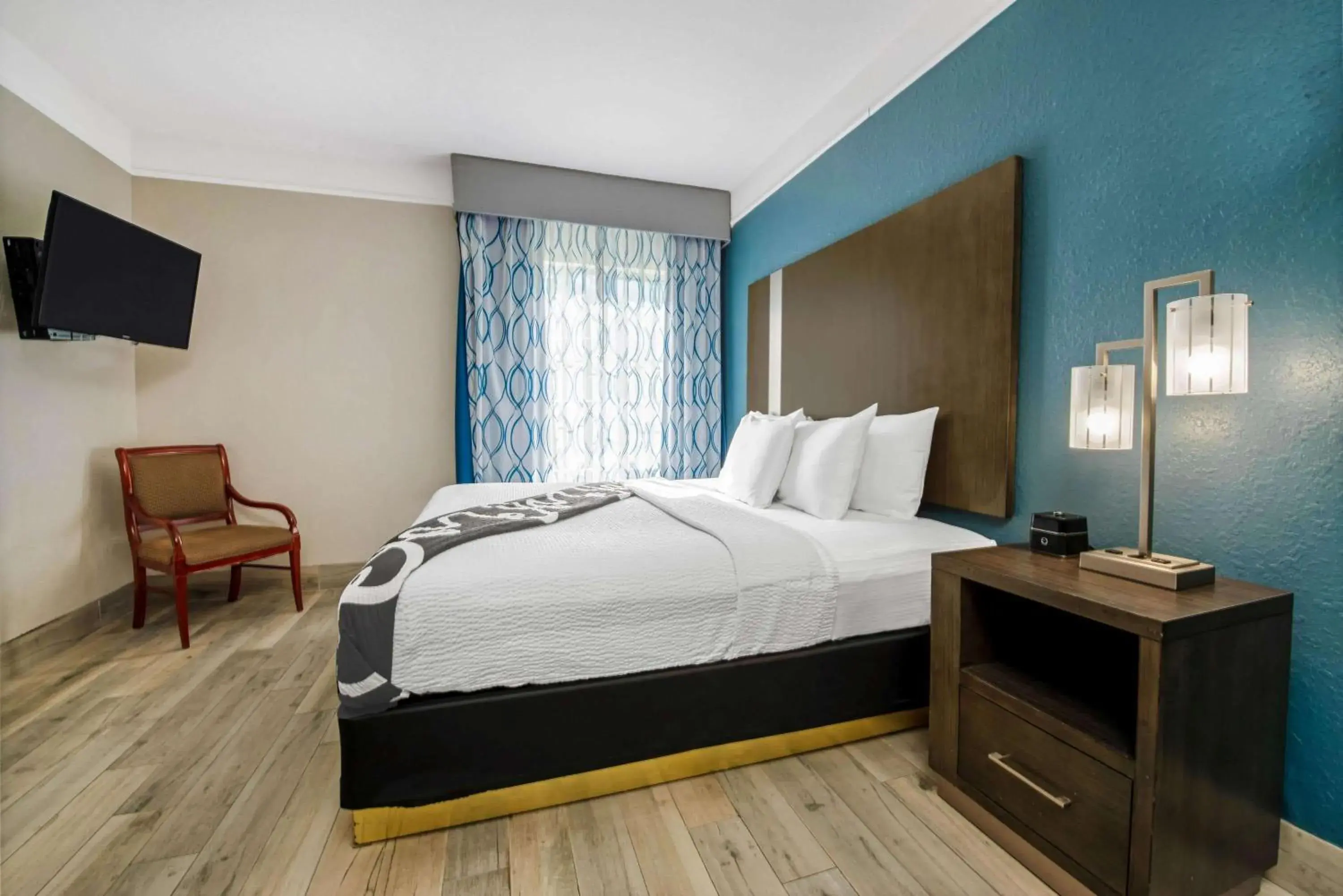 Suite with View - Non-Smoking in La Quinta Inn & Suite Kingwood Houston IAH Airport 53200 Suite with View - Non-Smoking in La Quinta Inn & Suite Kingwood Houston IAH Airport 53200