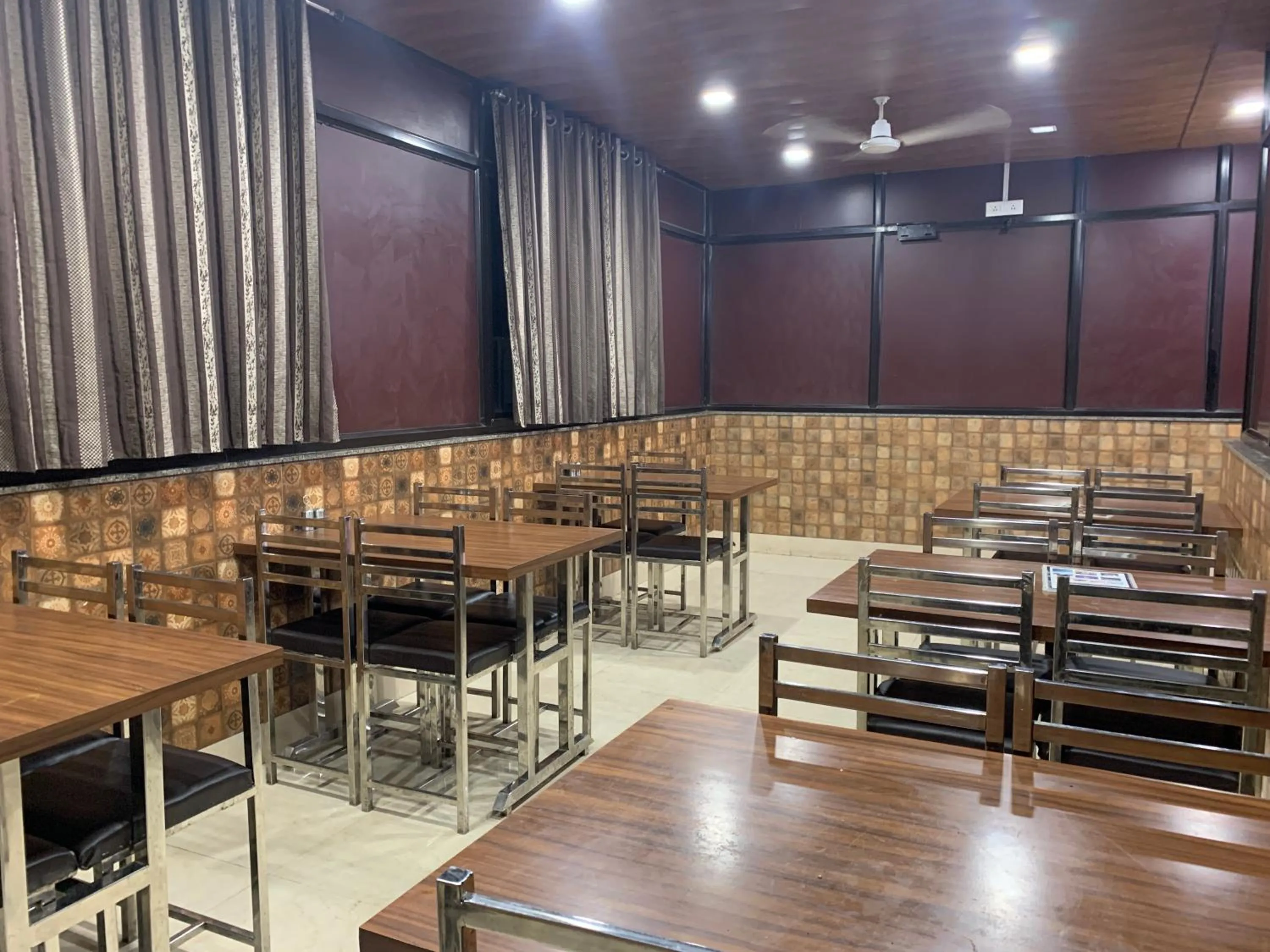 Restaurant/places to eat in Hotel Royal Suites