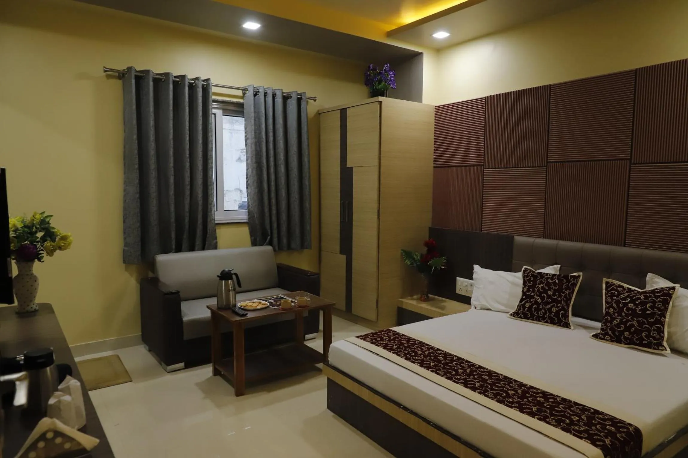 Photo of the whole room, Bed in Hotel Royal Suites