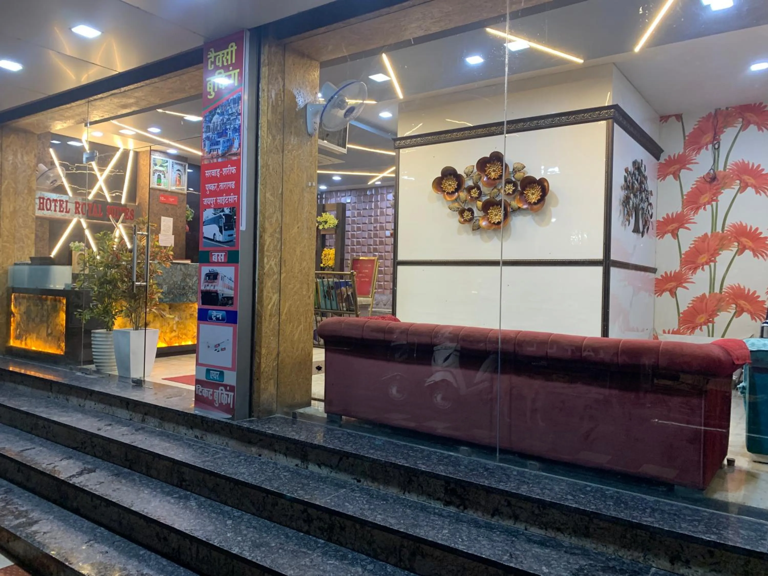 Facade/entrance in Hotel Royal Suites