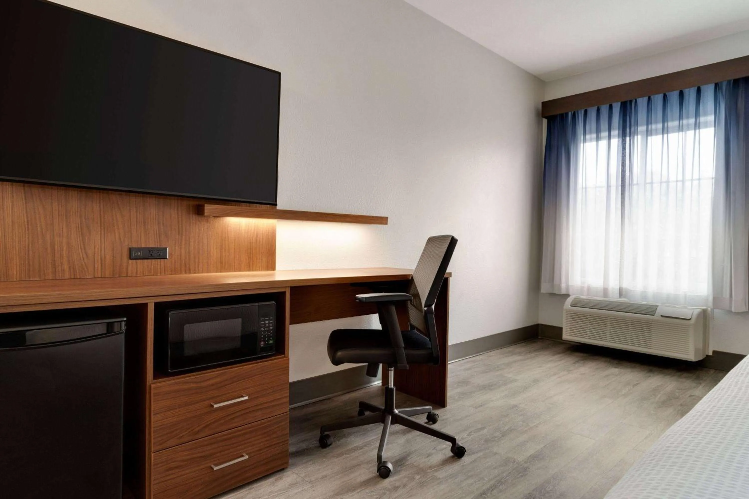 Photo of the whole room in La Quinta by Wyndham Stephenville